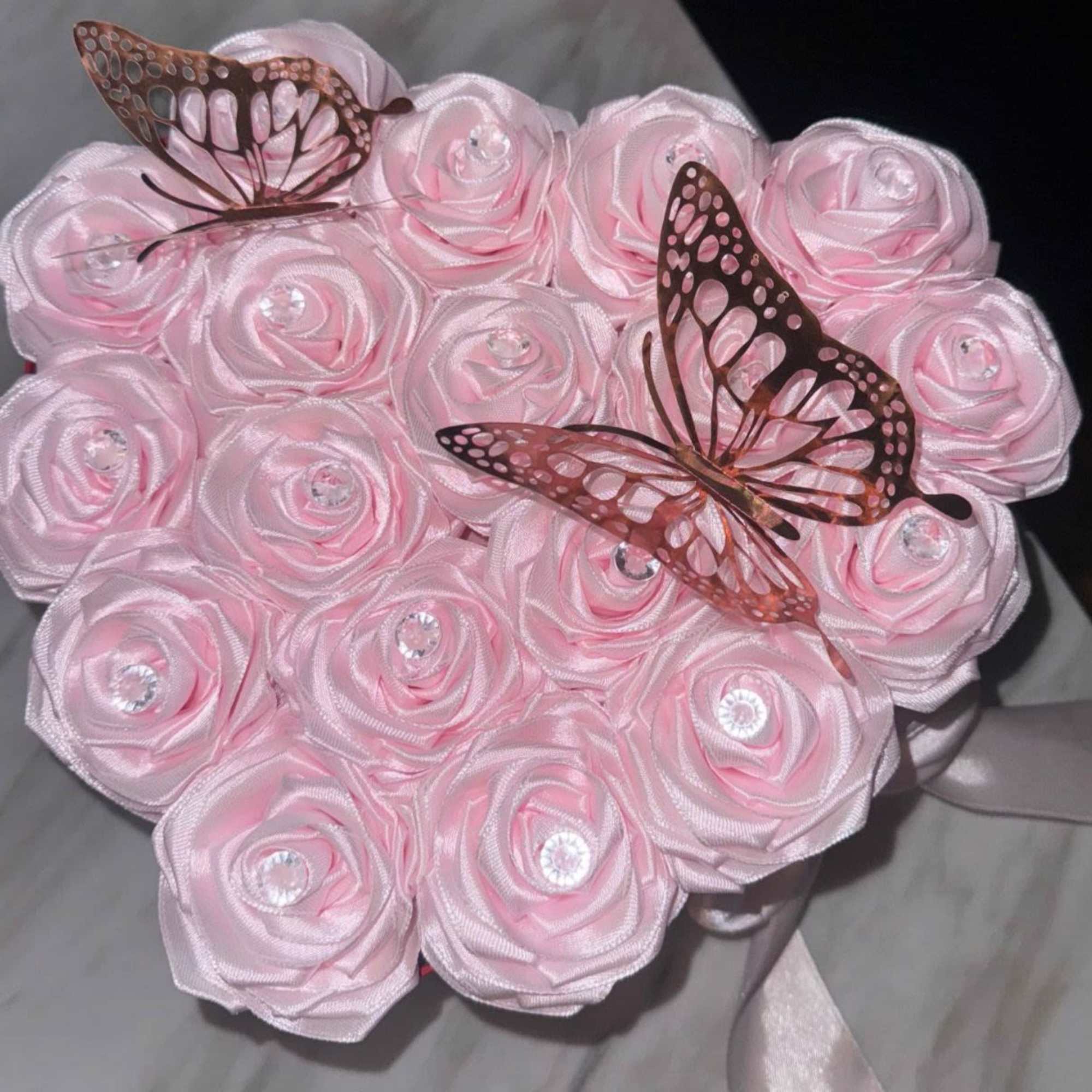 detalles elaborados en cajas en forma de corazon con diferentes dise&ntilde;os en