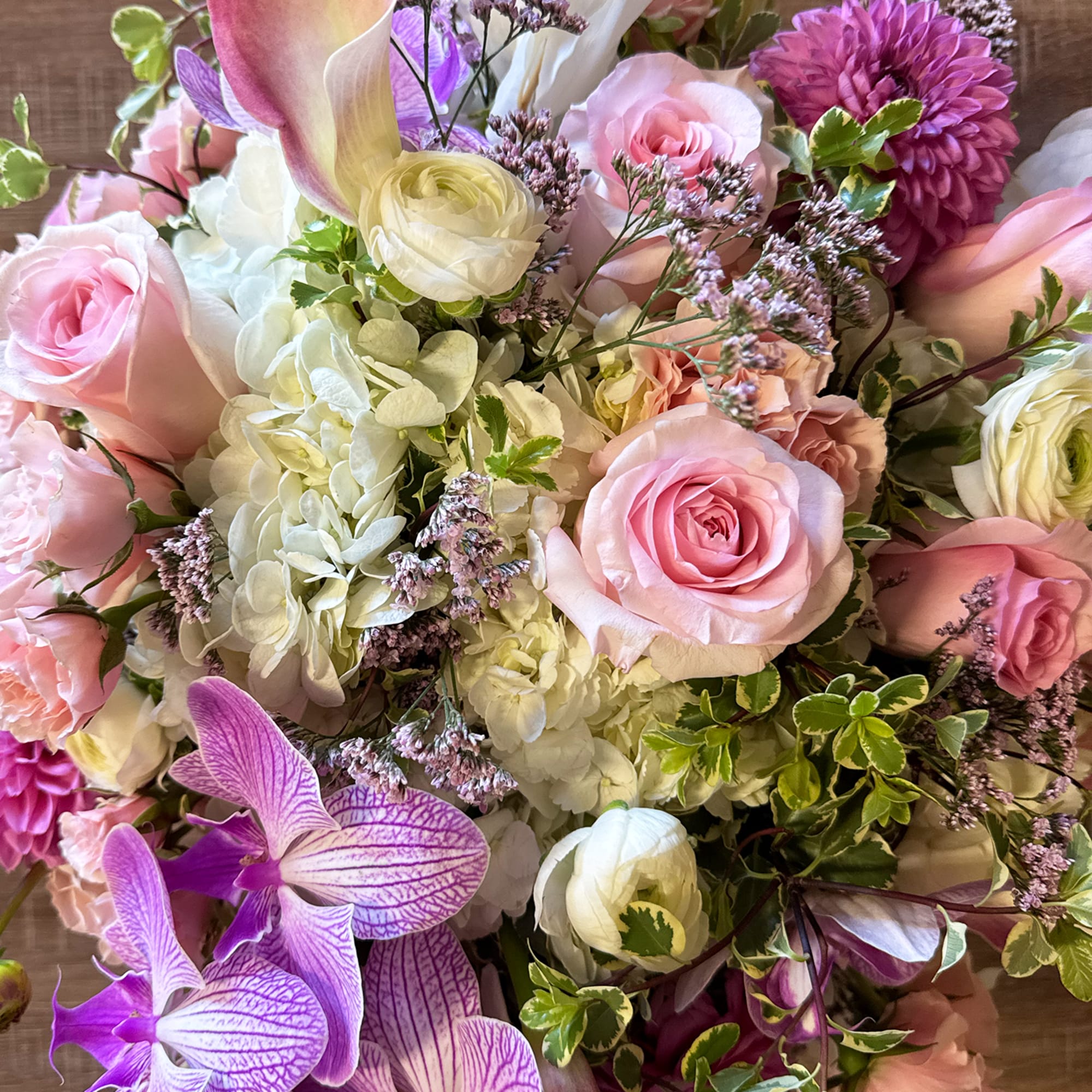 Rosa de Oro - Contains : Roses, Spray Roses, Hydrangeas, Orchids, Greenery Rosa de Oro - Contains : Roses, Spray Roses, Hydrangeas, Orchids, Greenery