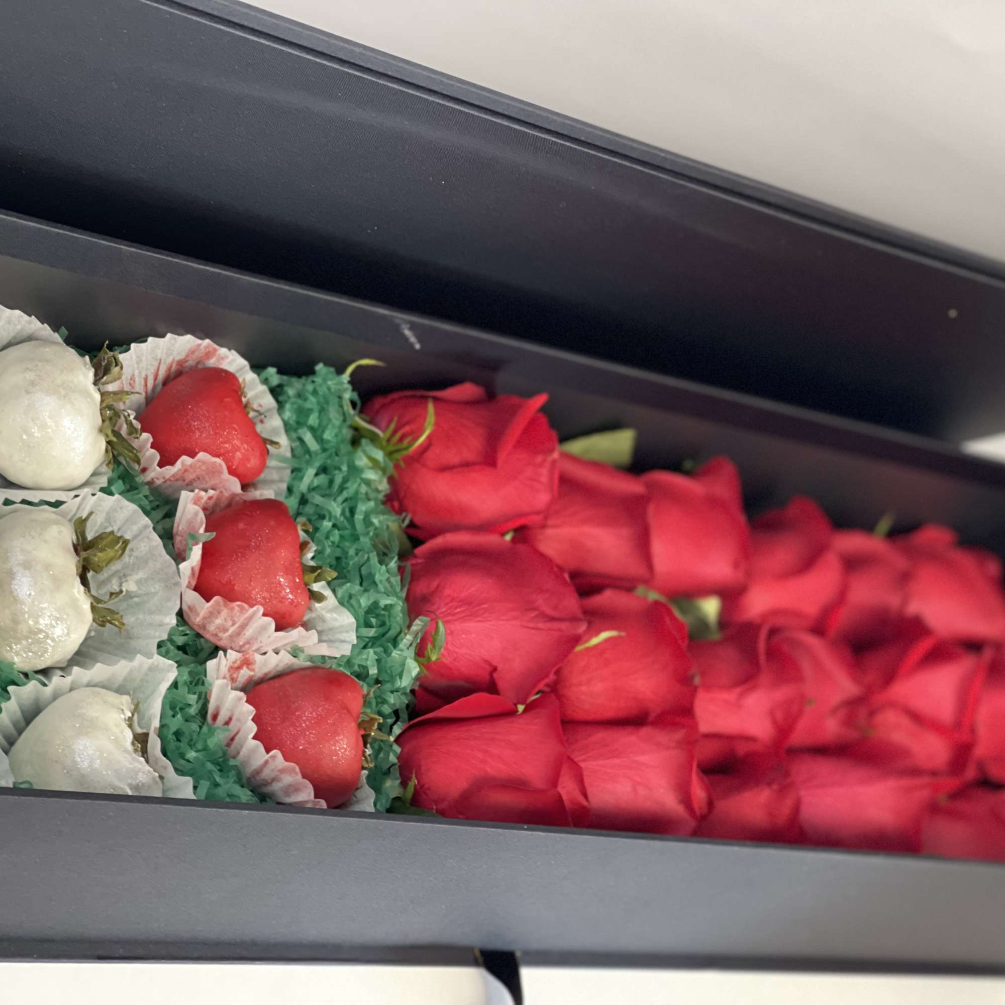 DELICIOUS CHOCOLATE COVER  STRAWBERRIES AND RED ROSES  DELICIOUS CHOCOLATE COVER  STRAWBERRIES AND RED ROSES