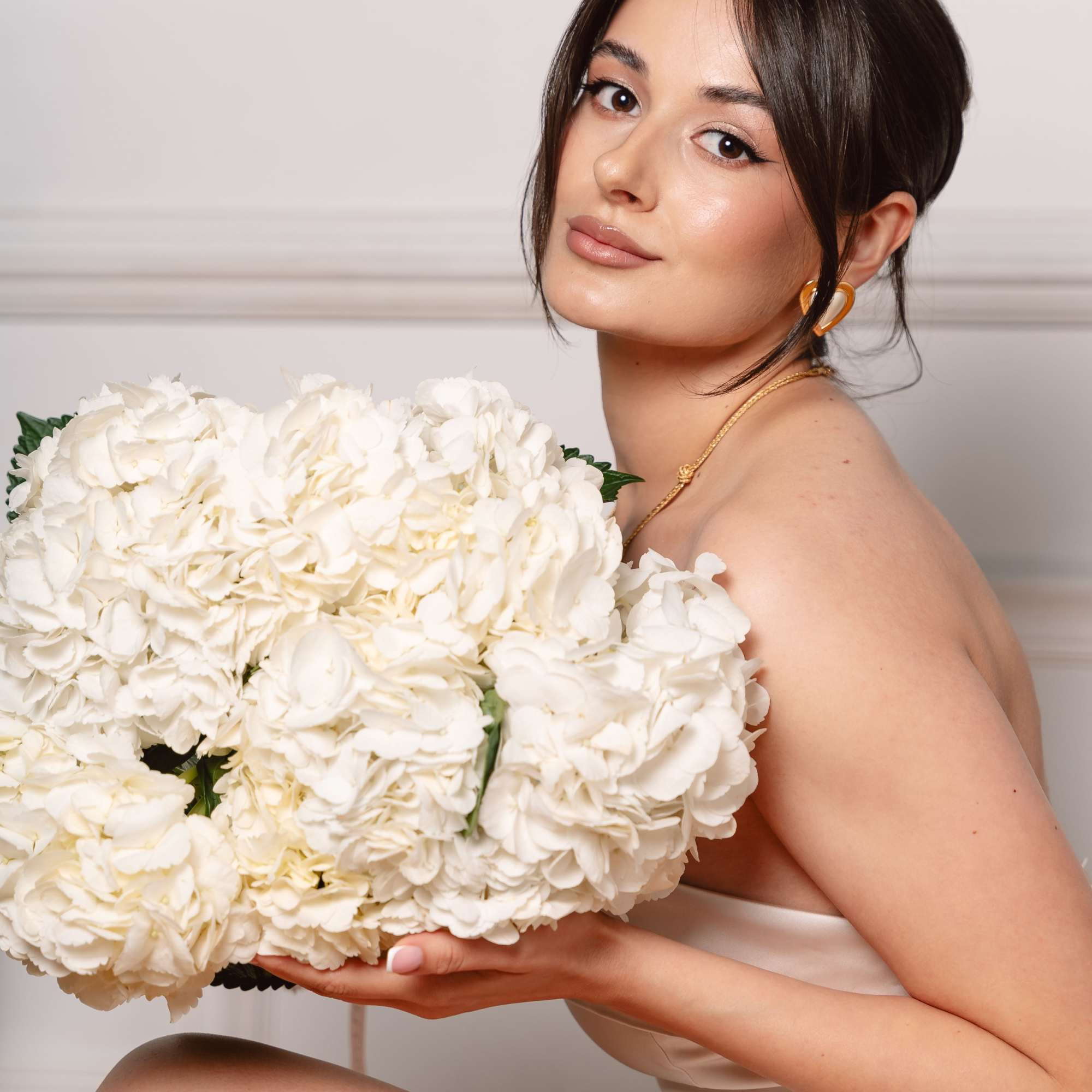 This elegant and refined bouquet of pure white hydrangeas fills any space