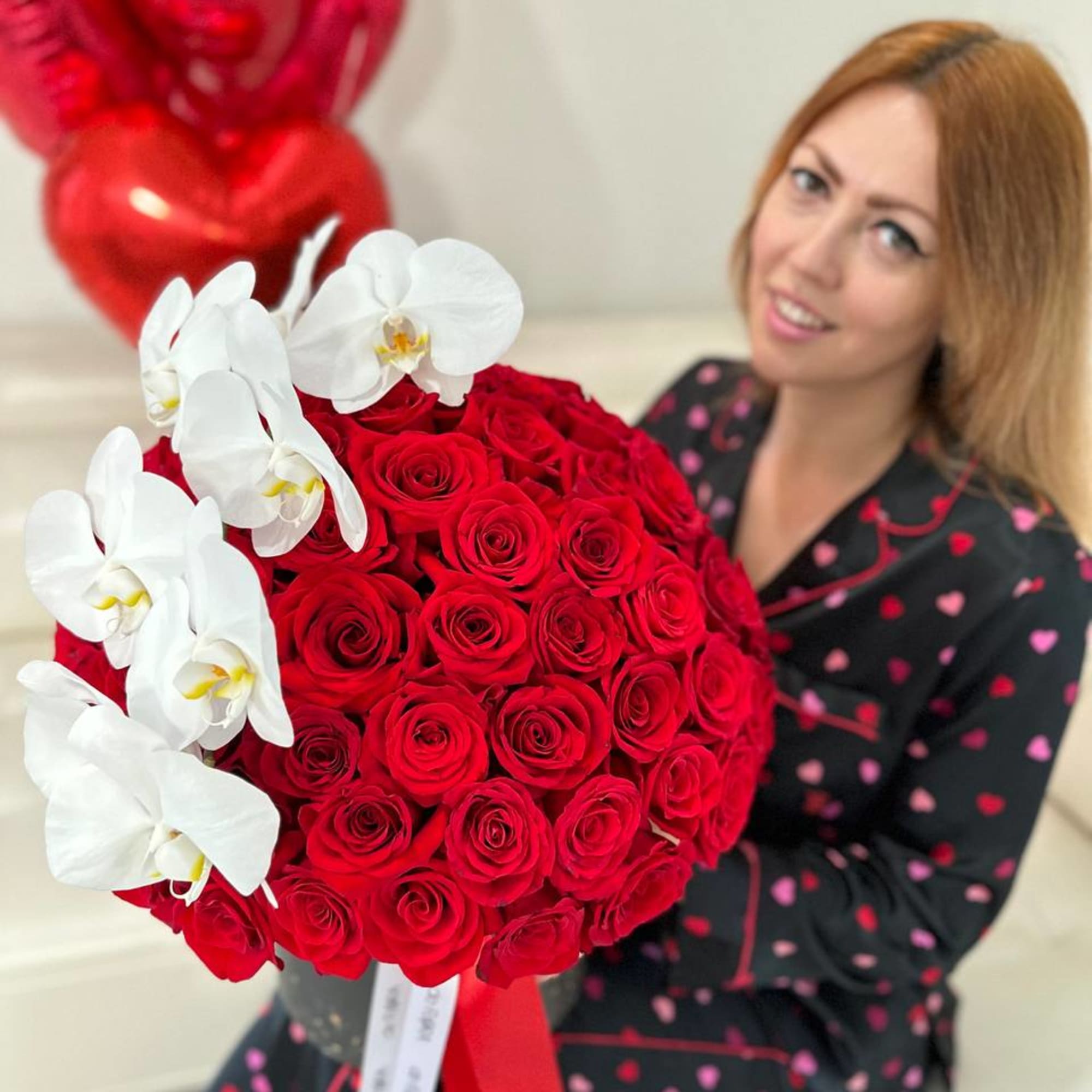 Huge box of 125 roses with gorgeous orchid on the top 
Premium Huge box of 125 roses with gorgeous orchid on the top 
Premium