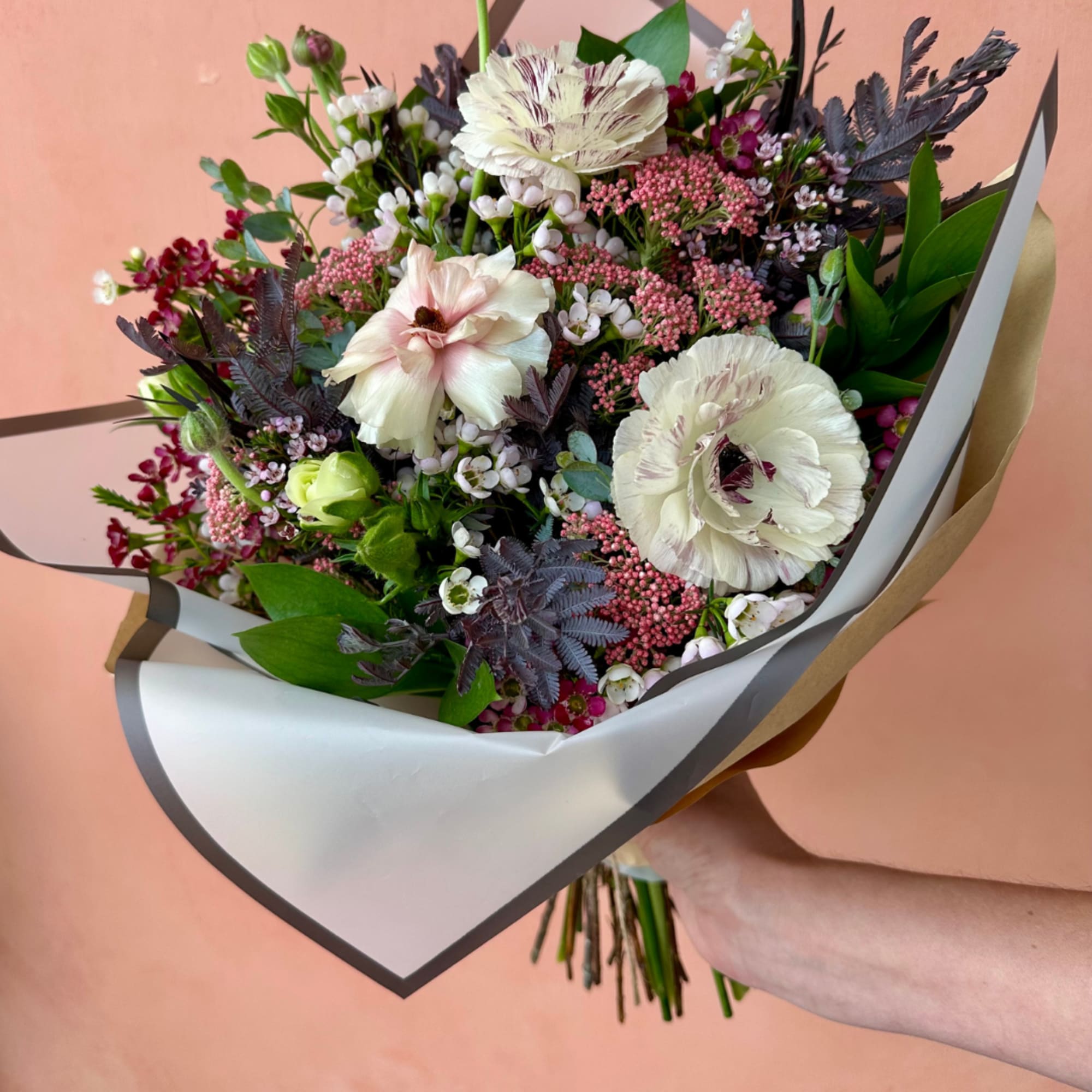 A happy hand-tied bouquet with soft, refined beauty.

Make a note in your