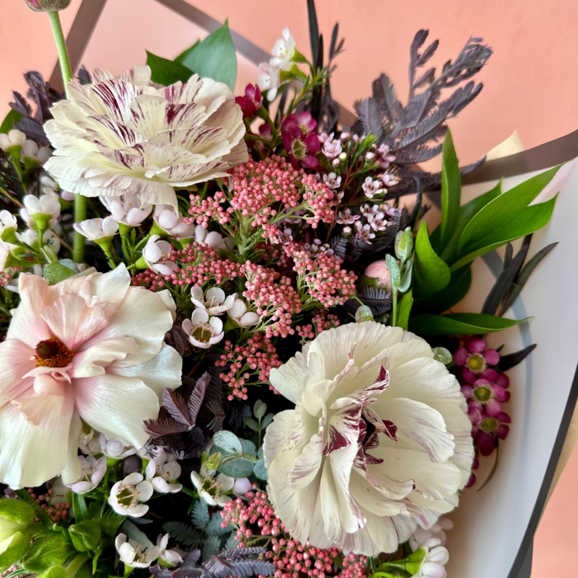 A happy hand-tied bouquet with soft, refined beauty.

Make a note in your