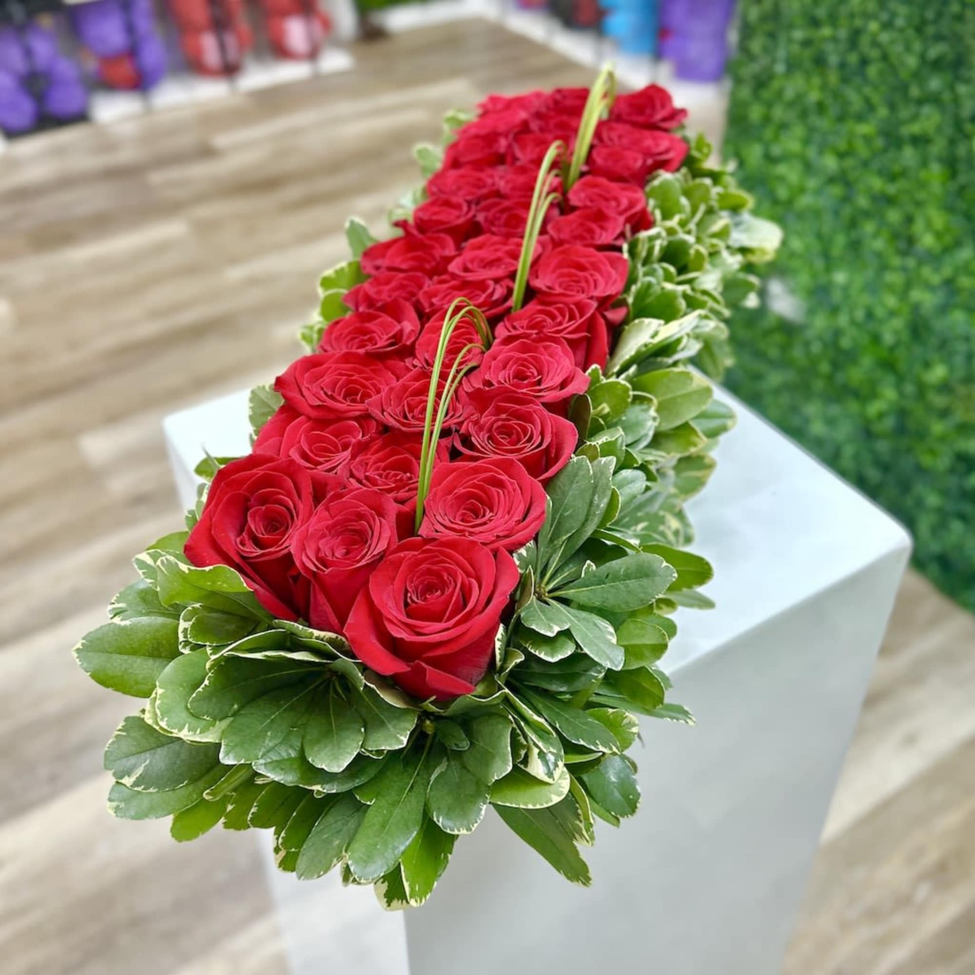 Low and long flowers arrangements with 33+ roses in a square container