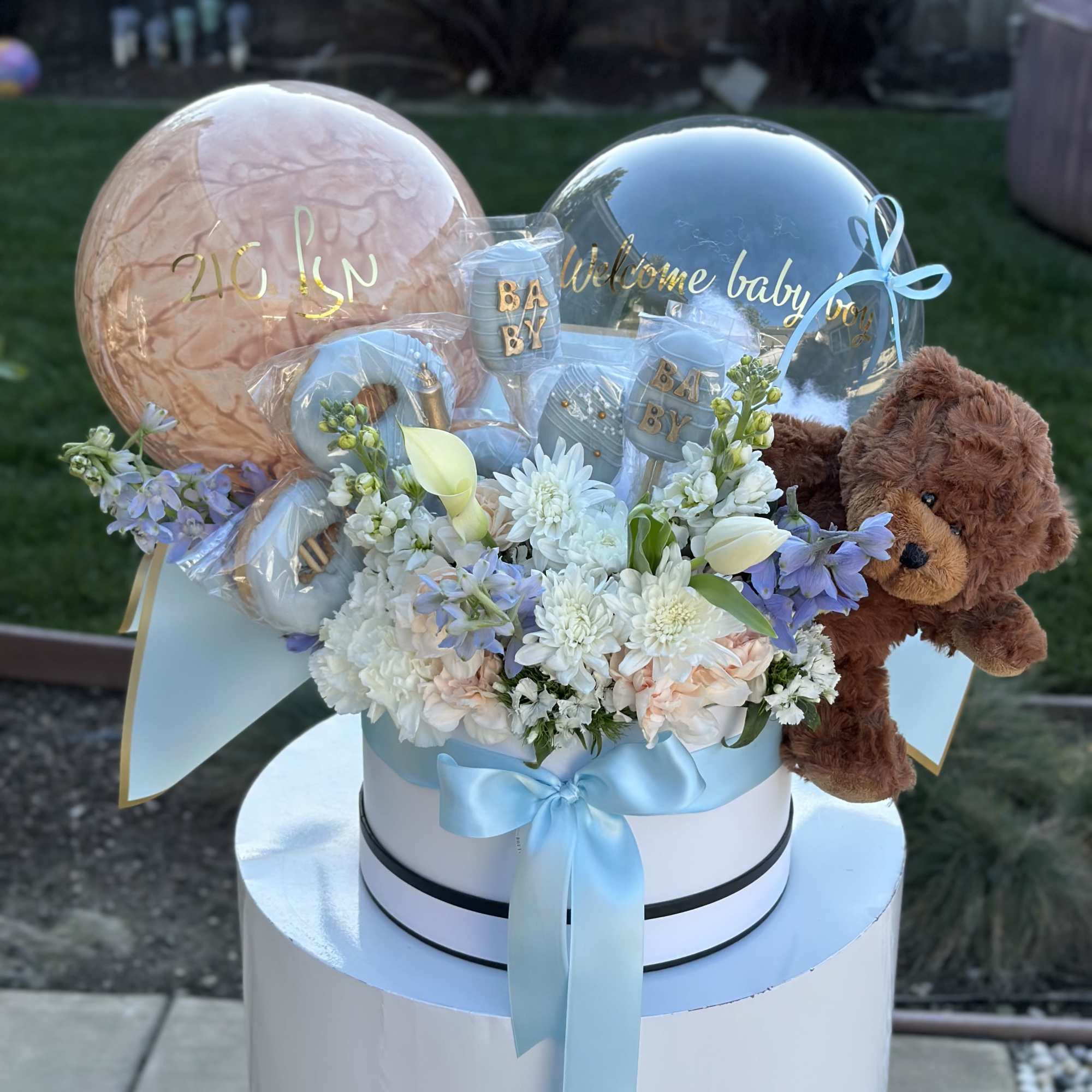 Surprise them with the perfect new born gift combination!

Our luxury gift offers