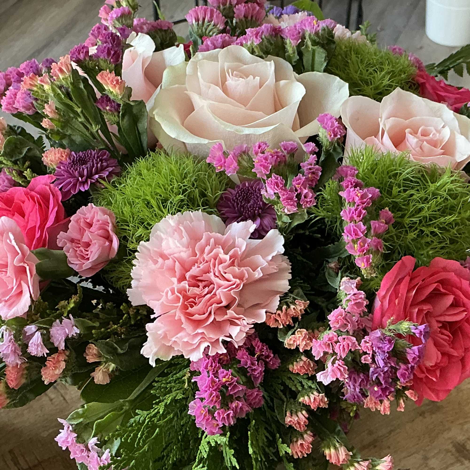 Medium elegant arrangement comes together with three additional mini bouquets. You can