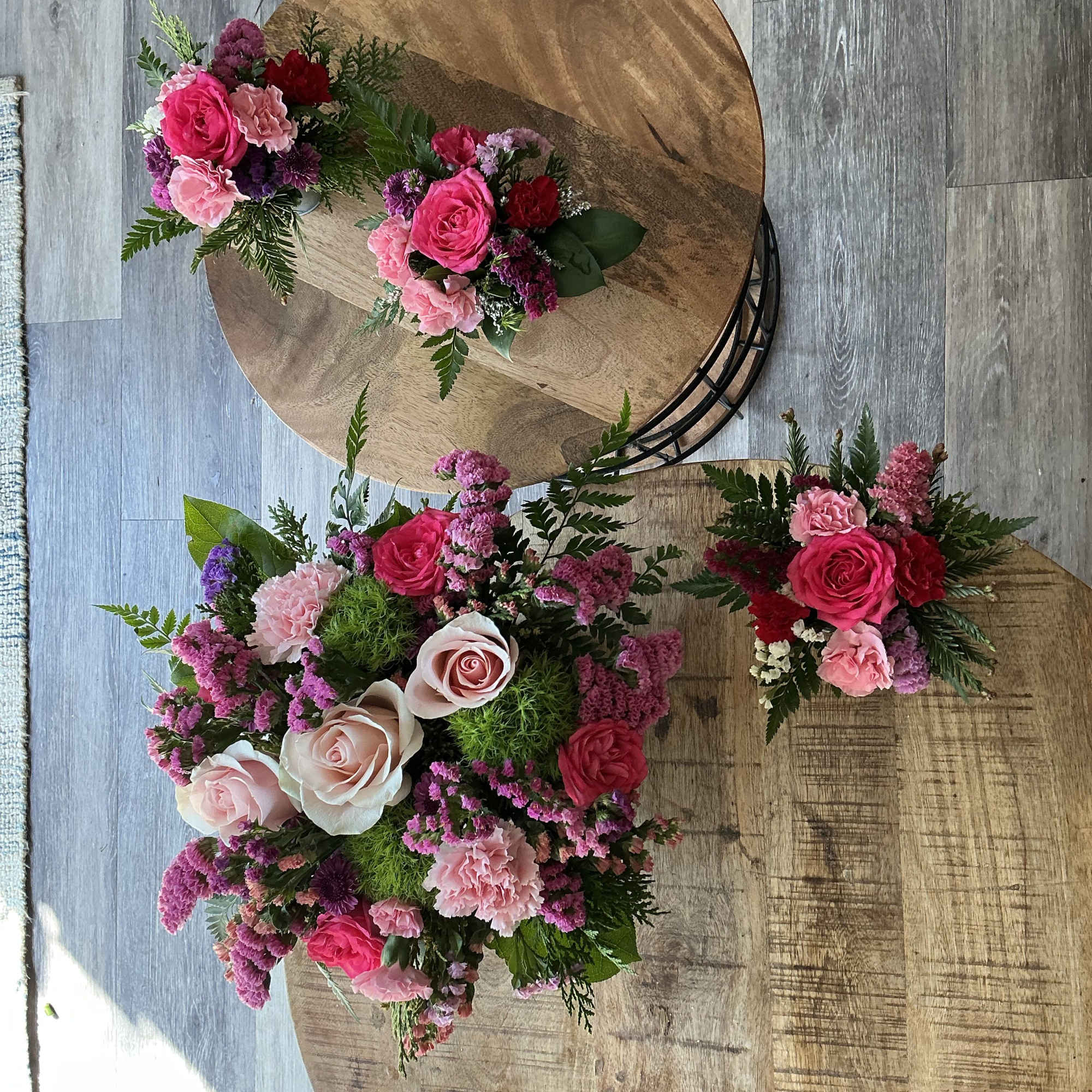 Medium elegant arrangement comes together with three additional mini bouquets. You can