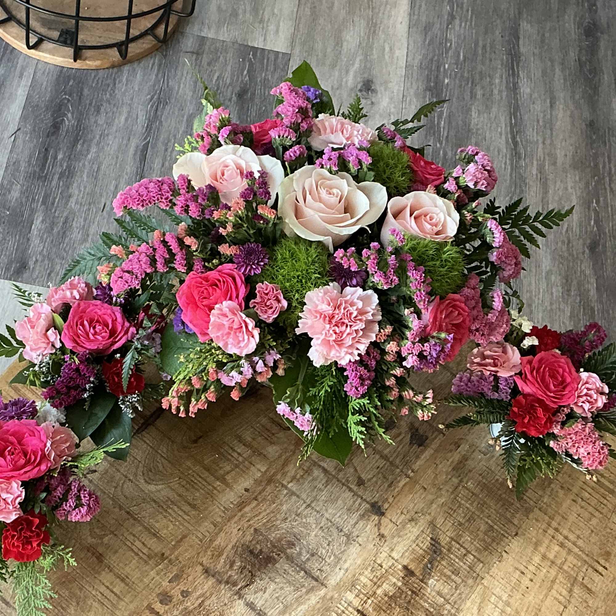 Medium elegant arrangement comes together with three additional mini bouquets. You can