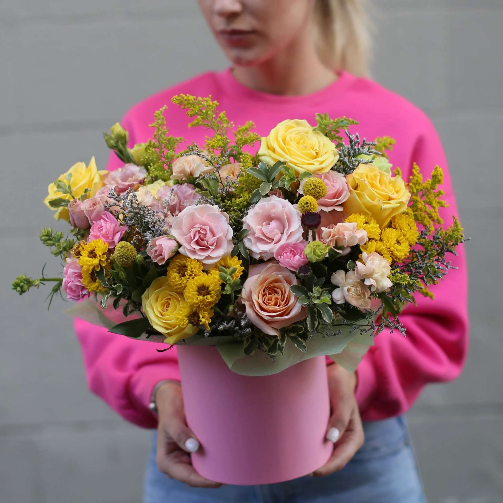 Marta is a very bright arrangement that includes two types of roses