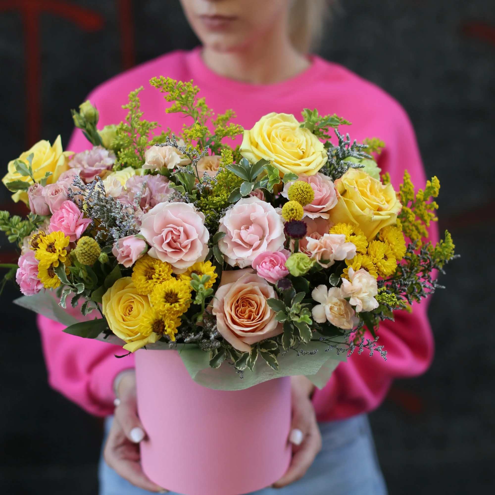 Marta is a very bright arrangement that includes two types of roses