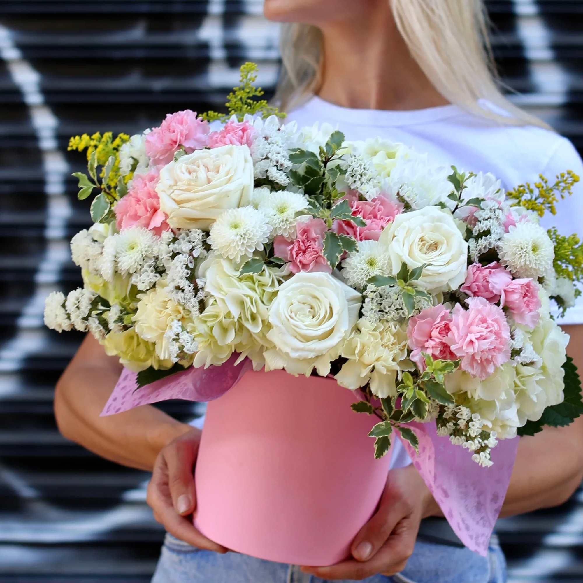 Hemena is a gorgeous arrangement mainly made with neutral colors of roses