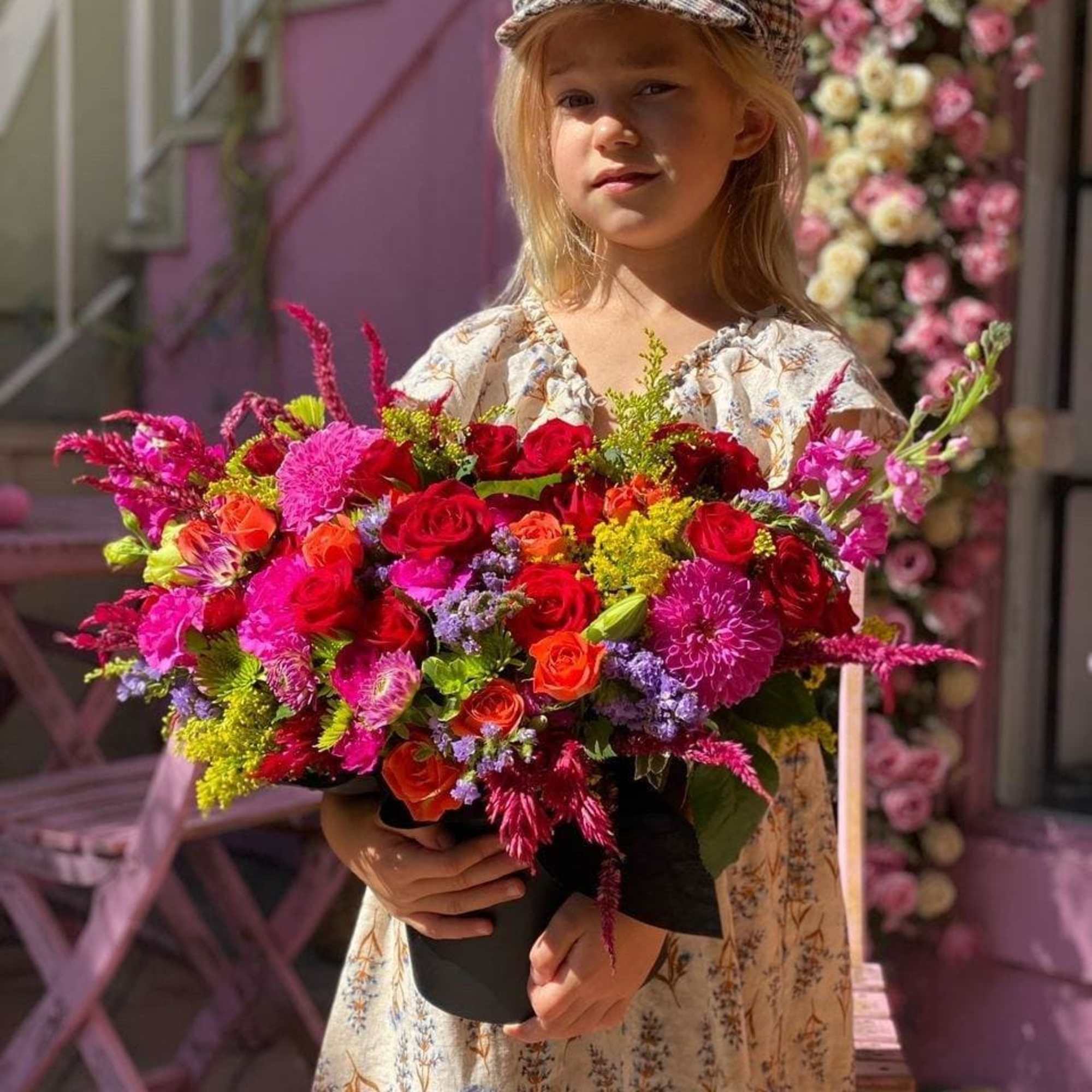 Oliveira is a stunning and bright bouquet that comes in variety of