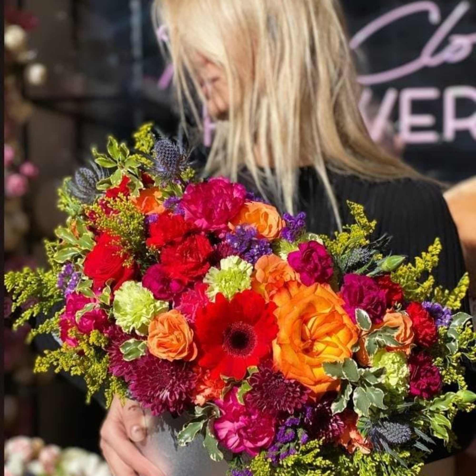 Oliveira is a stunning and bright bouquet that comes in variety of