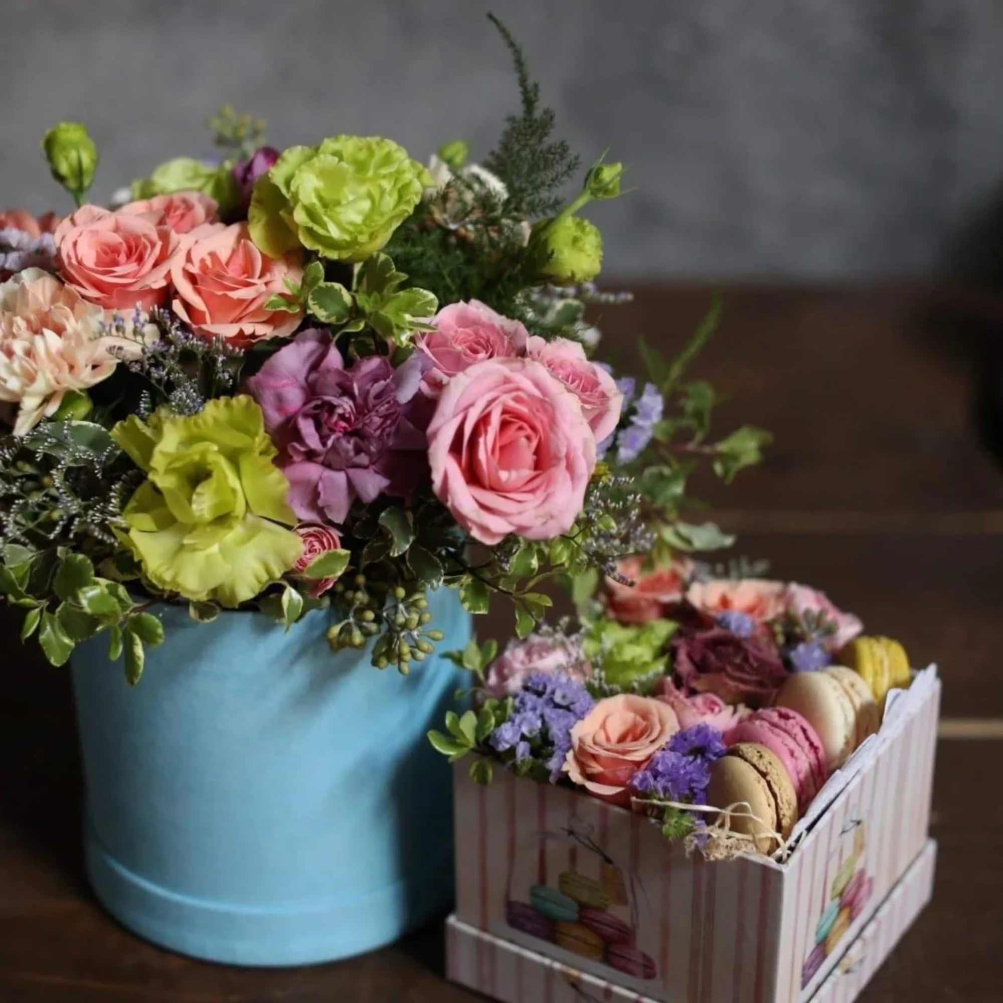 This perfect combination of floral arrangement and macarons cookies can please anyone.