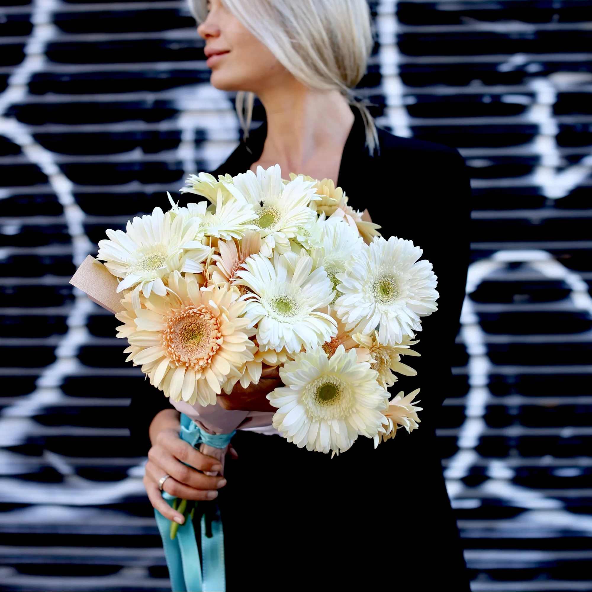 Sandra is a bouquet with white and beige gerberas in a clear