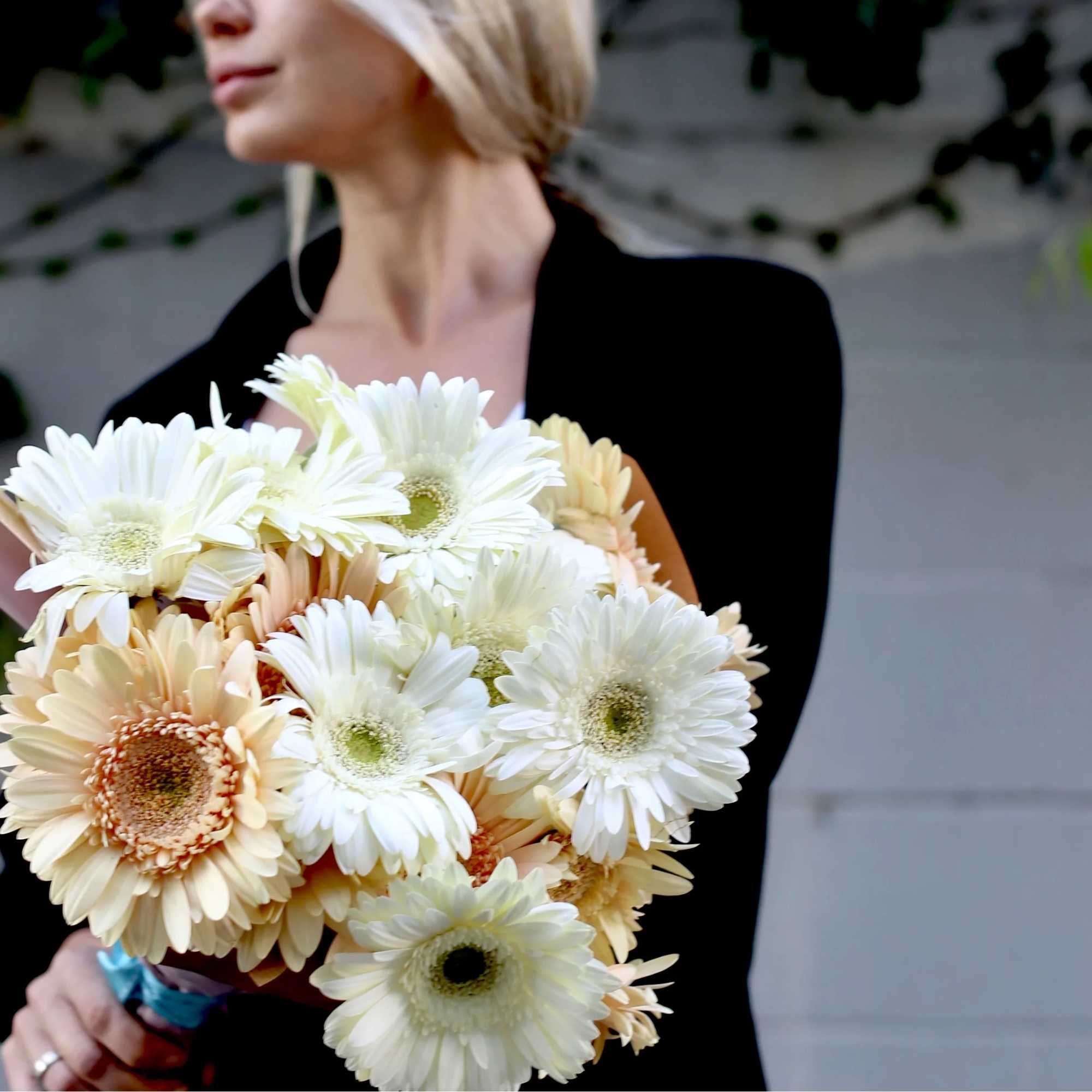 Sandra is a bouquet with white and beige gerberas in a clear