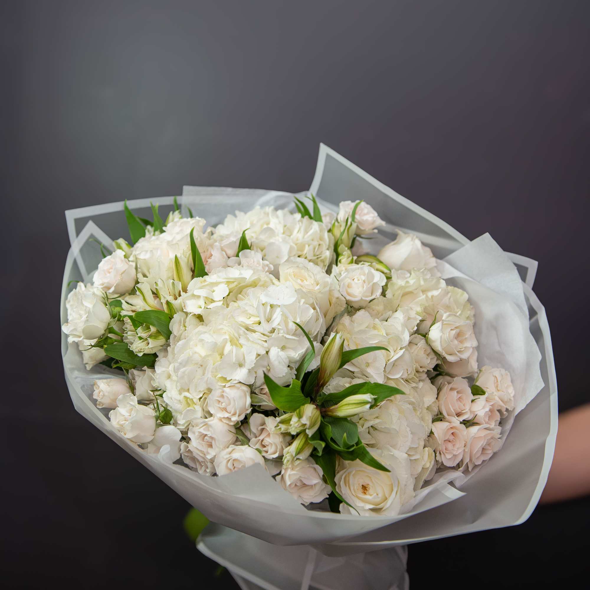 Note to Customers:
The flowers and delivery arrangement will be very similar to