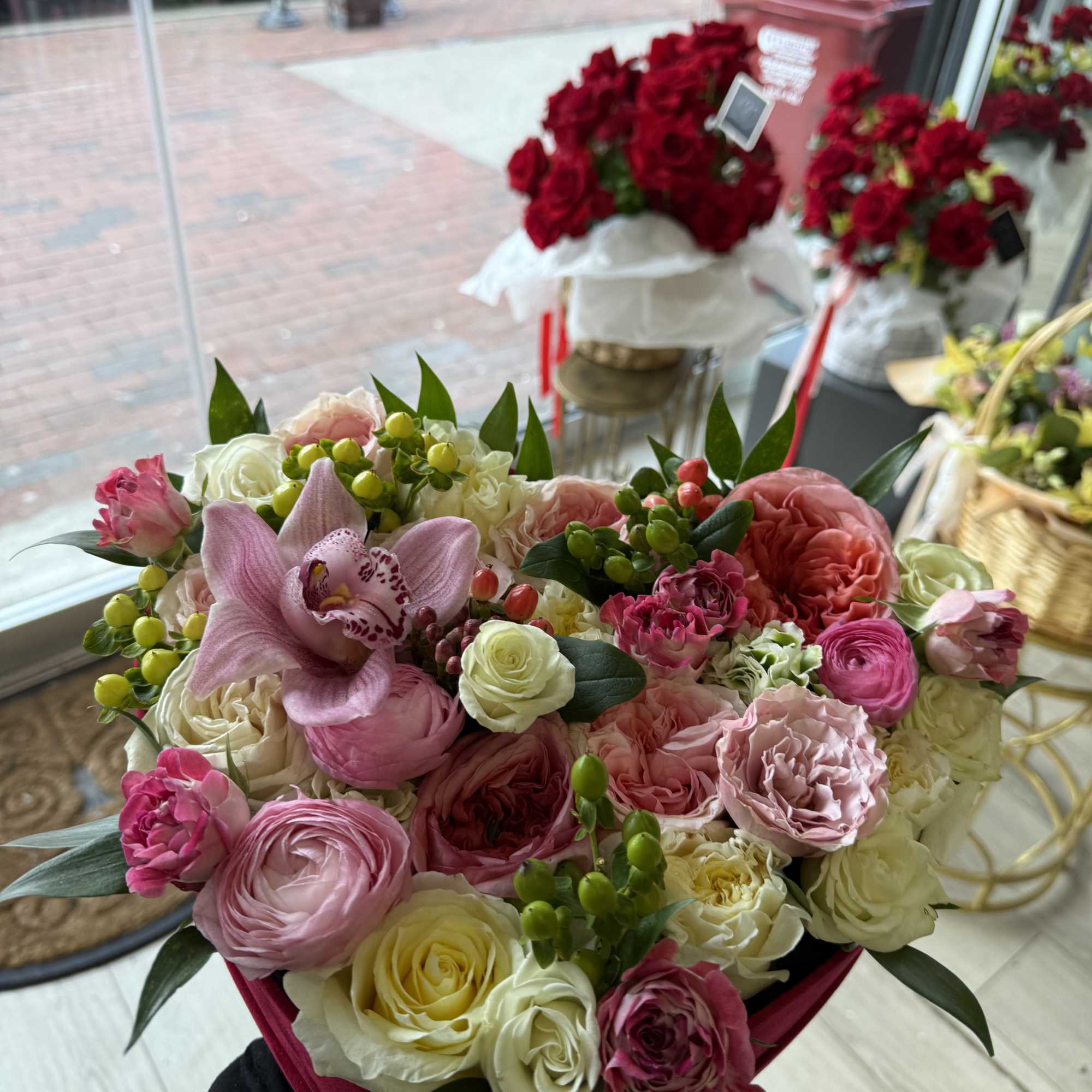 **Modern Elegance Heart Box &ndash; Luxurious Floral Arrangement**  

Elevate any occasion