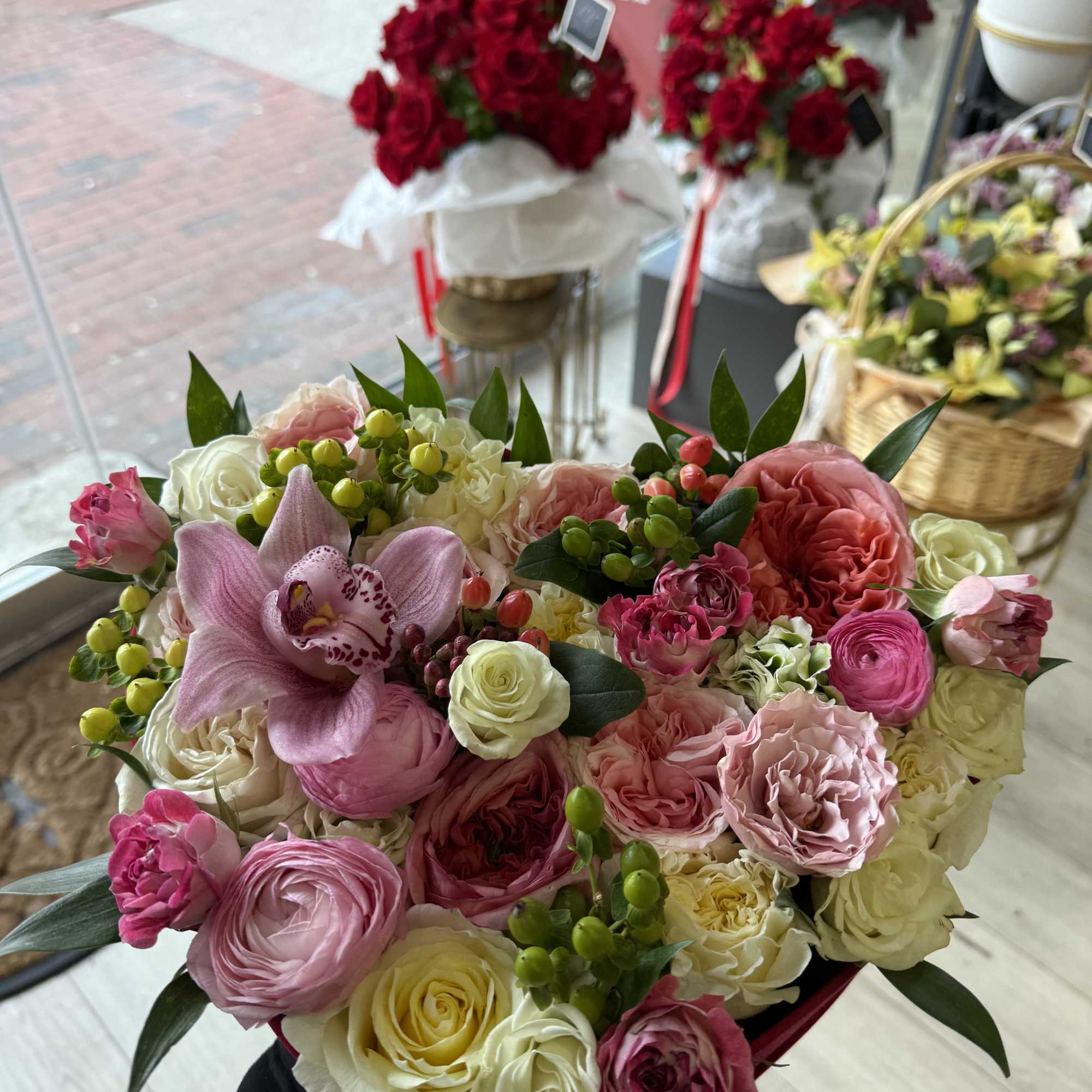 **Modern Elegance Heart Box &ndash; Luxurious Floral Arrangement**  

Elevate any occasion