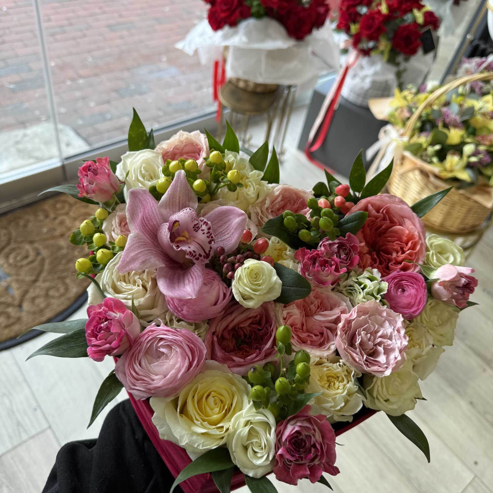 **Modern Elegance Heart Box &ndash; Luxurious Floral Arrangement**  

Elevate any occasion