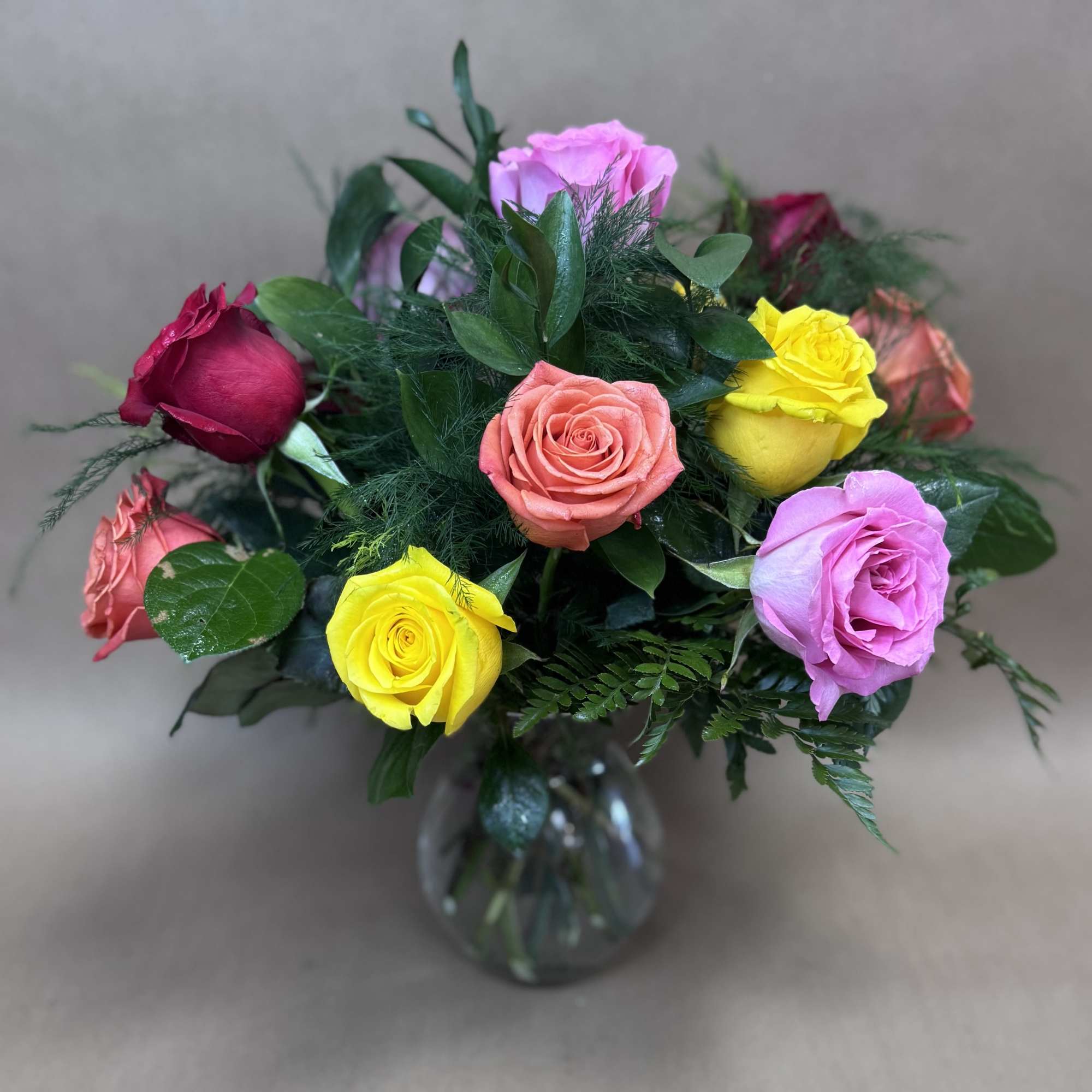 Mixed color short dozen roses in a vase- Pavé style
Please note that Mixed color short dozen roses in a vase- Pavé style
Please note that