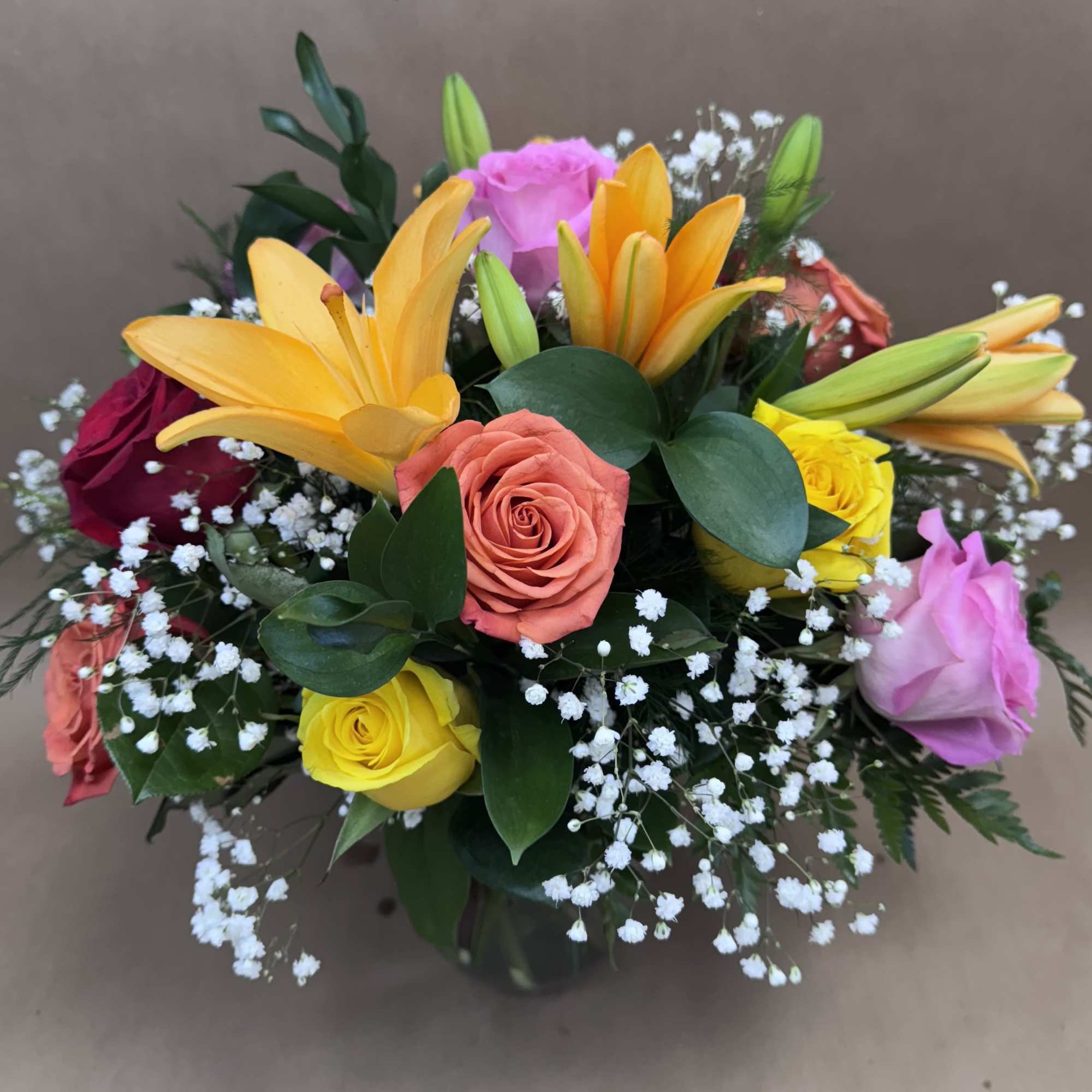 Mixed color short dozen roses in a vase- Pavé style
Please note that Mixed color short dozen roses in a vase- Pavé style
Please note that