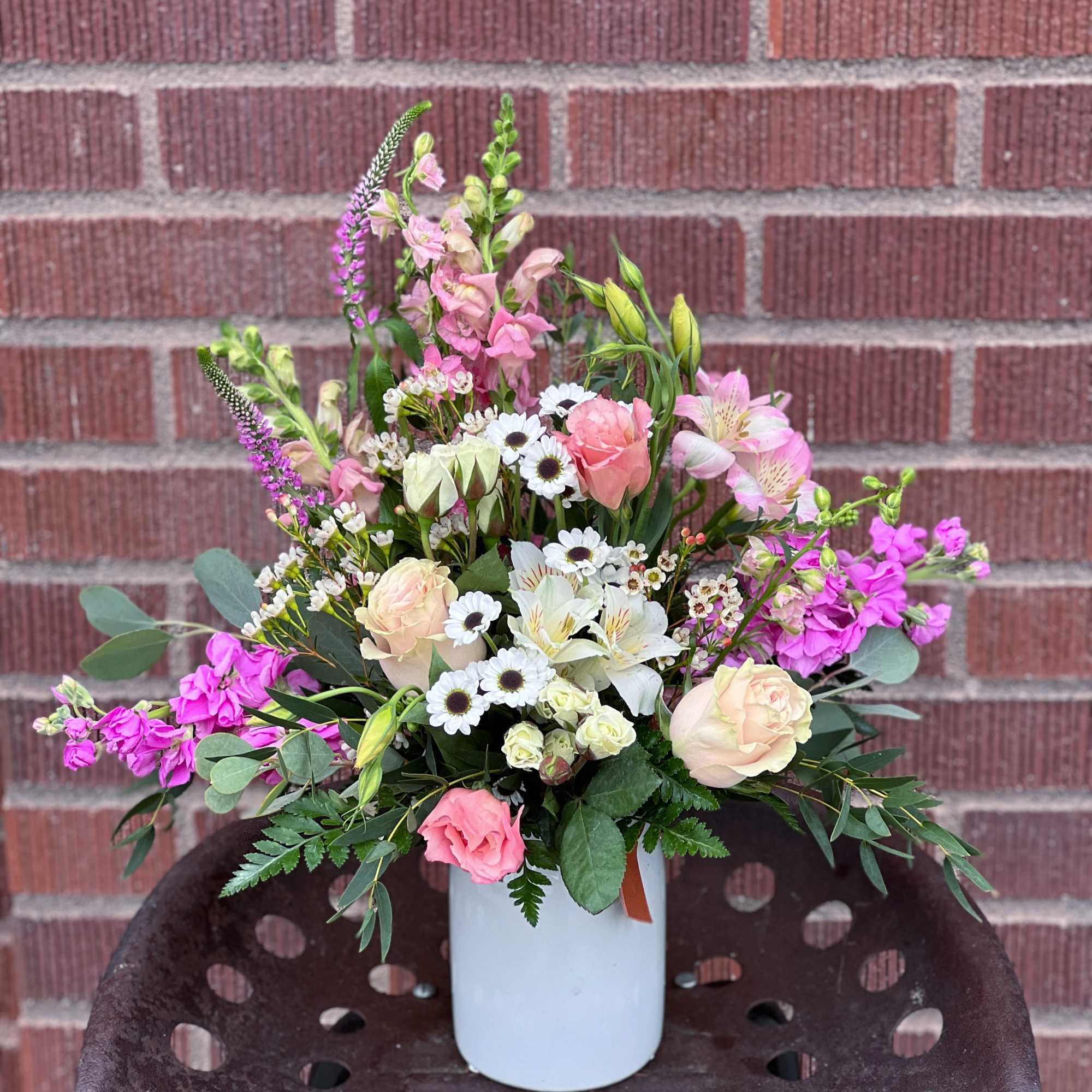 Evoking a wildflower feel in a neutral ceramic container. :) Evoking a wildflower feel in a neutral ceramic container. :)
