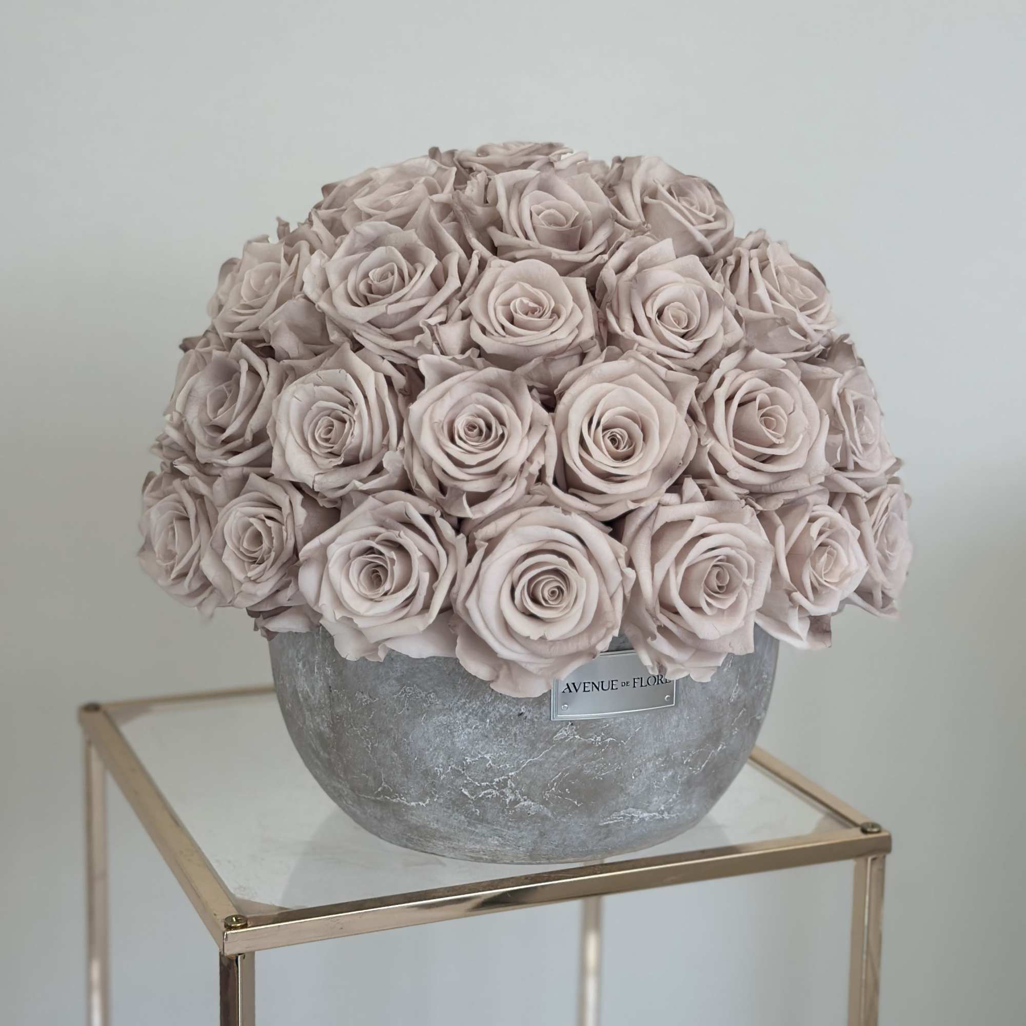 Elegant and timeless, this arrangement of preserved lasts for up to a