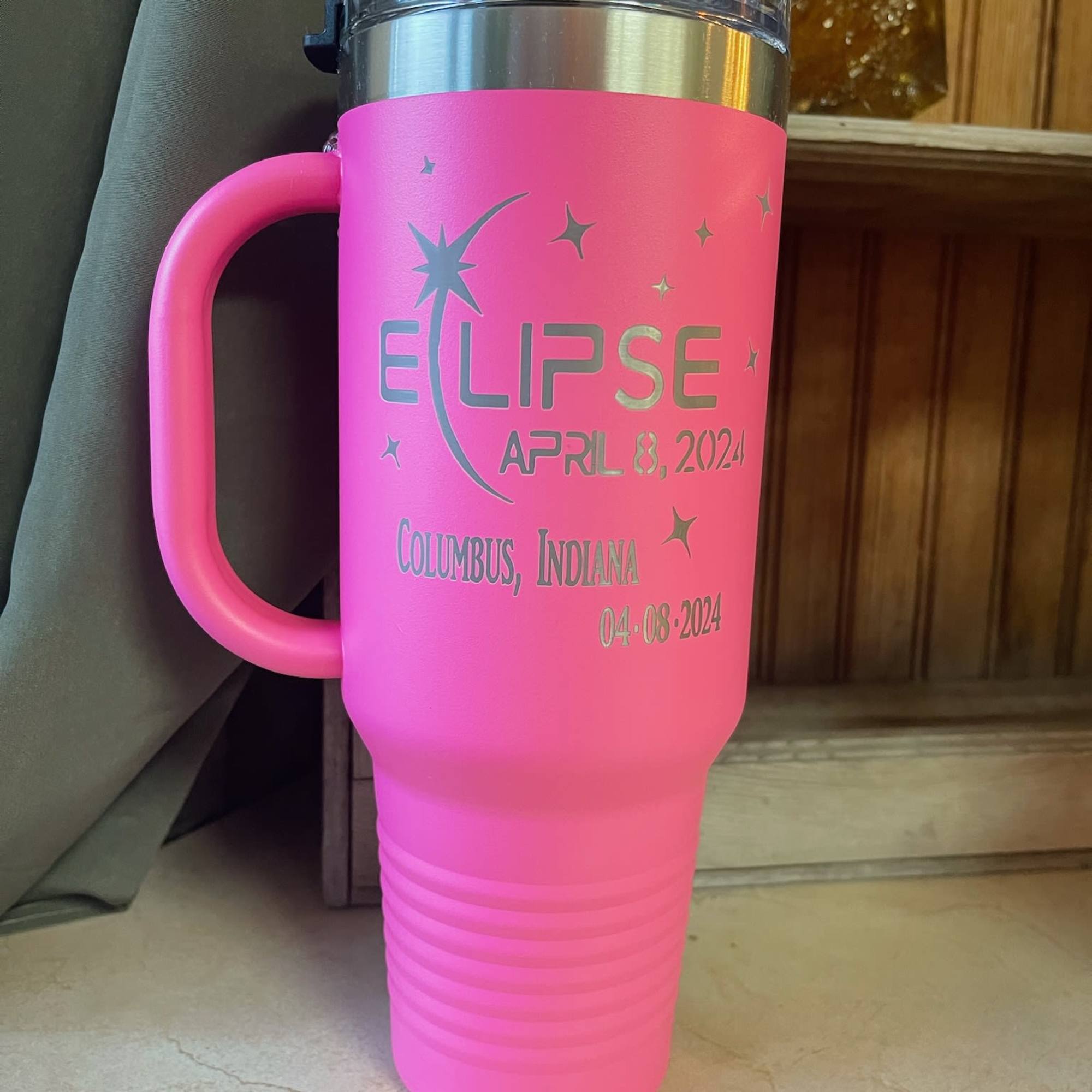 Keep your drink cold or warm with this 40 oz handled tumbler. Keep your drink cold or warm with this 40 oz handled tumbler.