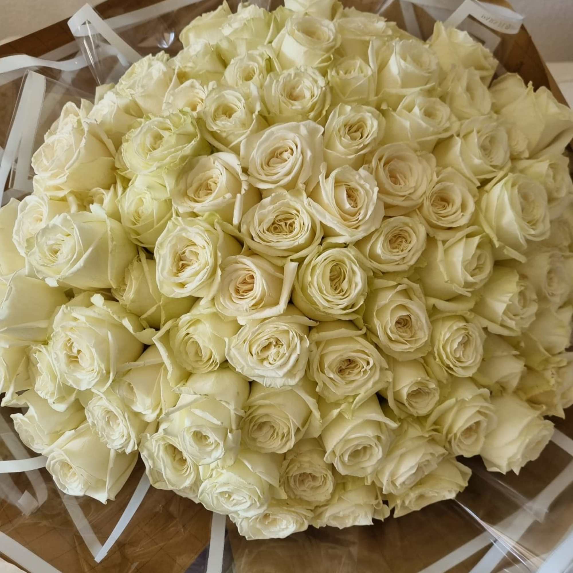 This product can be customized with roses in various colors and in