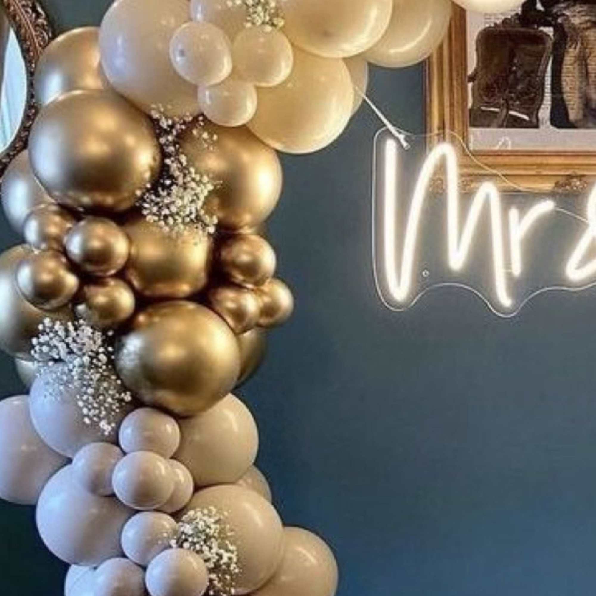 This balloon decoration is perfect, simple yet elegant, ideal for a simple