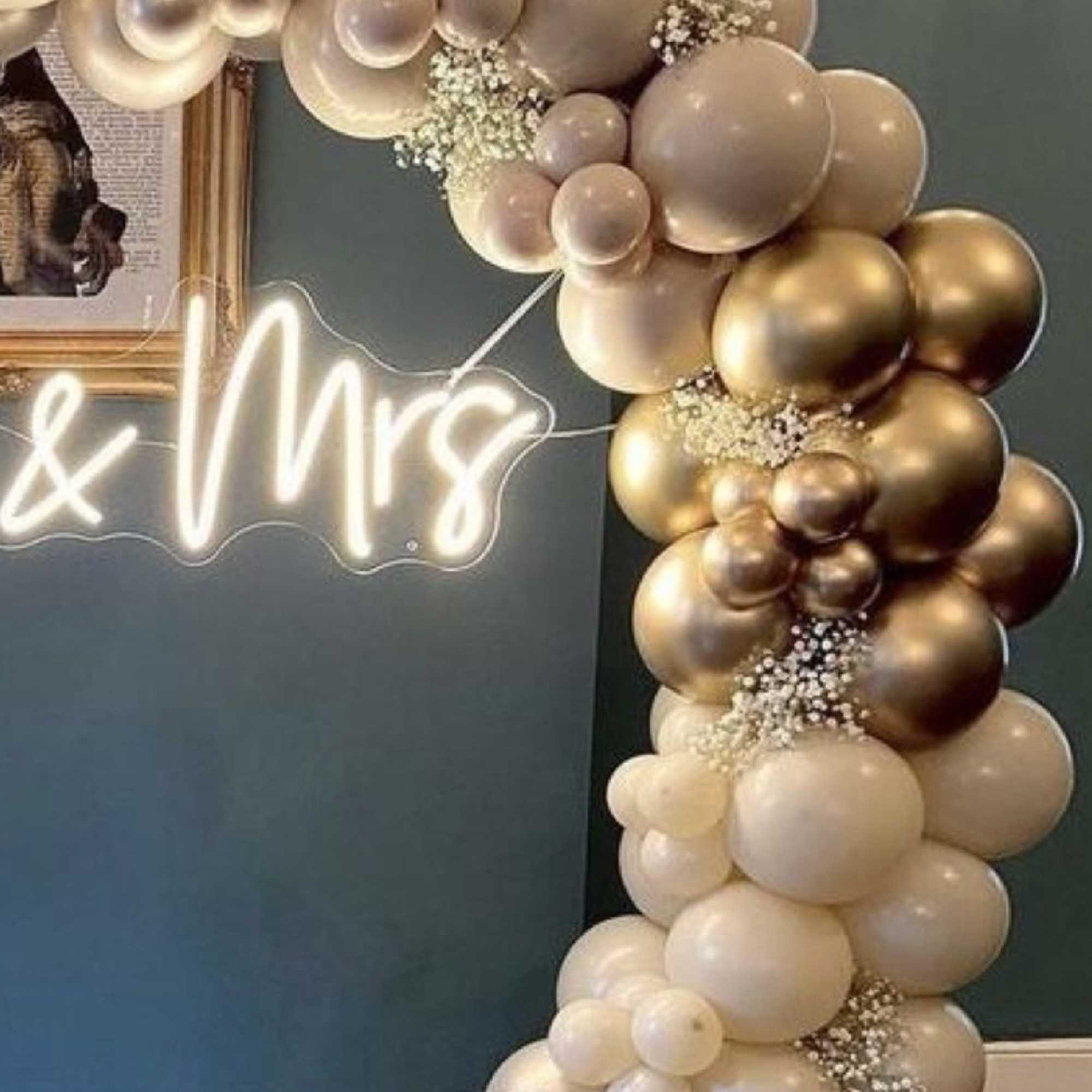 This balloon decoration is perfect, simple yet elegant, ideal for a simple