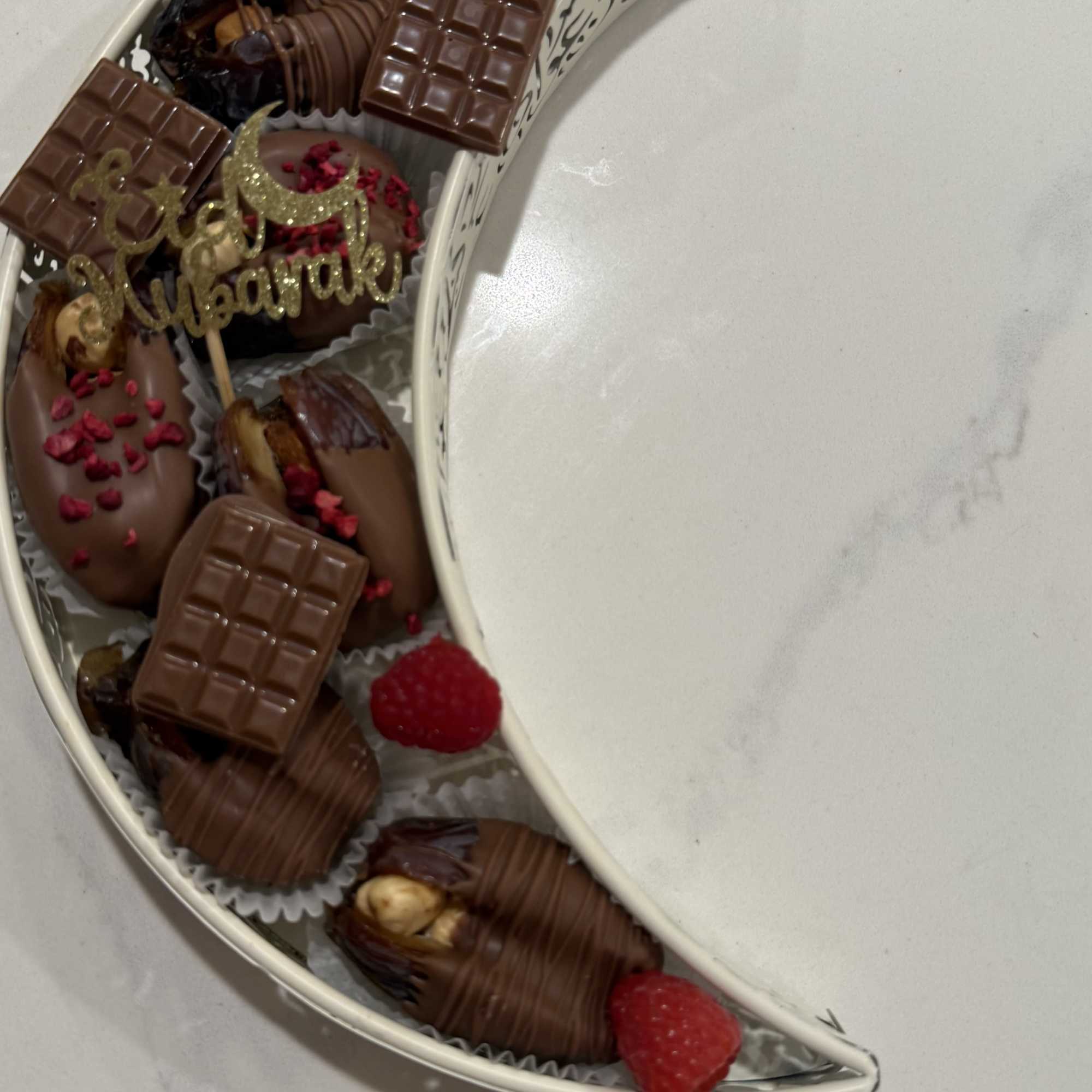 Elegant Eid Chocolate Crescent Platter

Celebrate Eid with this exquisite chocolate-covered strawberry platter