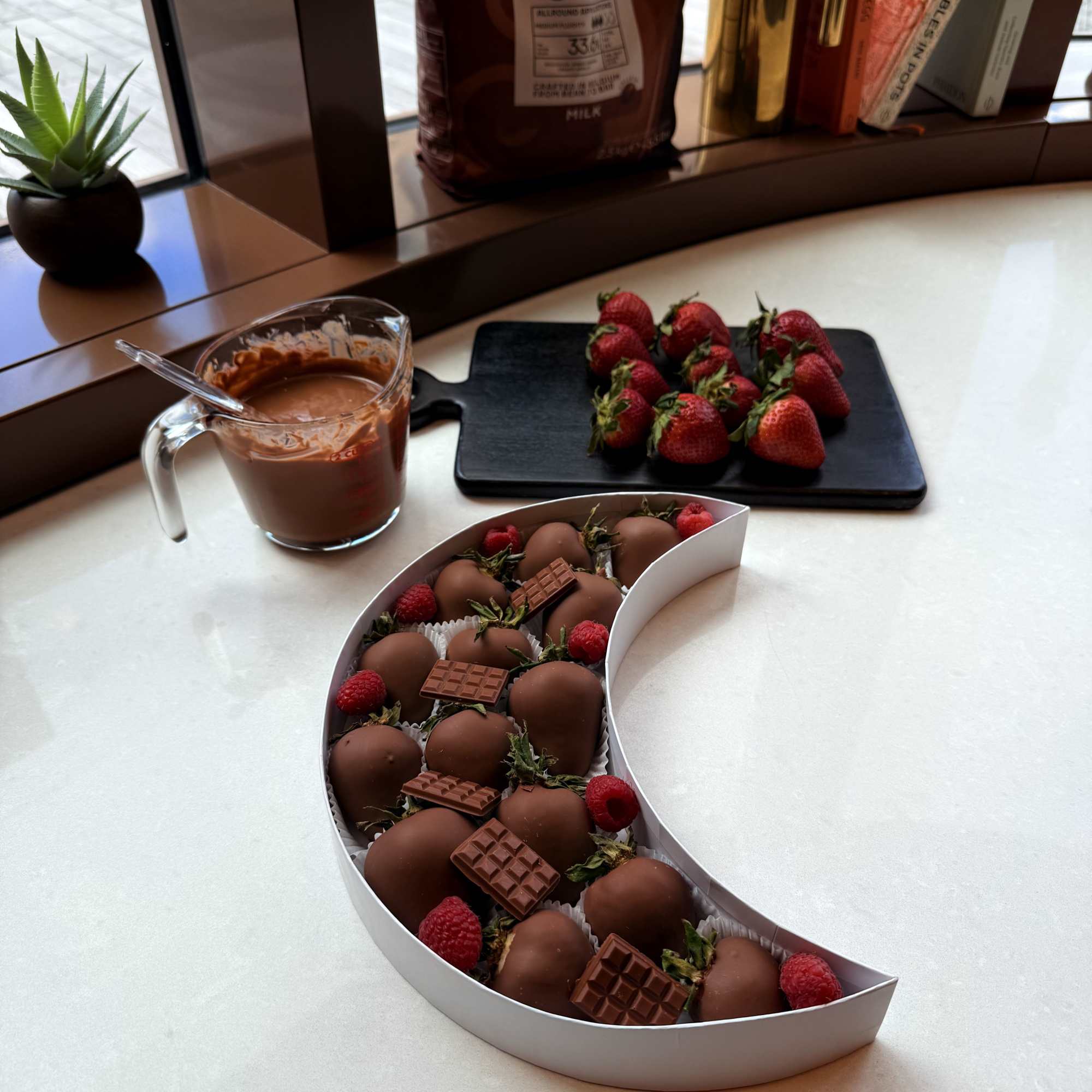 Elegant Eid Chocolate Crescent Platter

Celebrate Eid with this exquisite chocolate-covered strawberry platter
