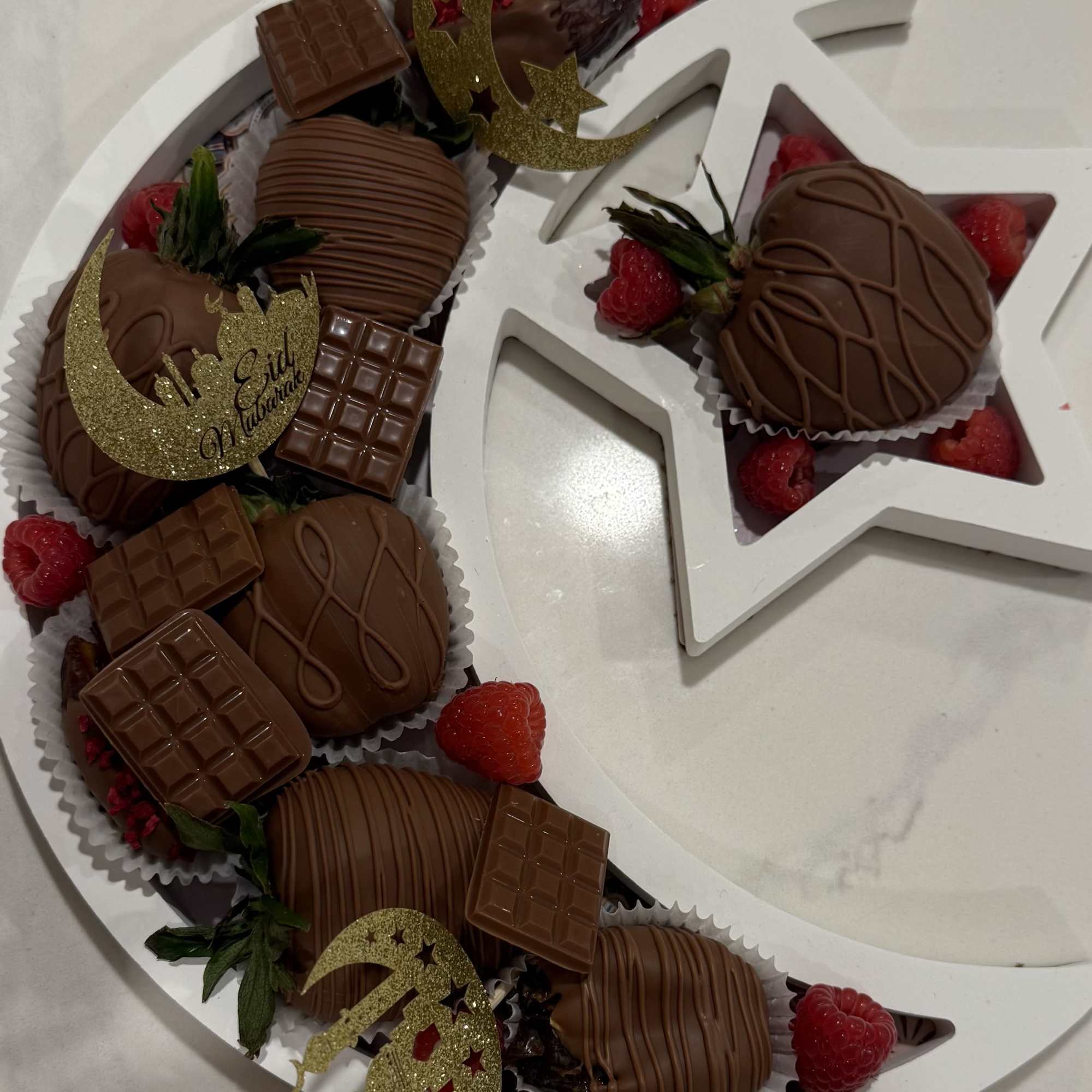 Elegant Eid Chocolate Crescent Platter

Celebrate Eid with this exquisite chocolate-covered strawberry platter