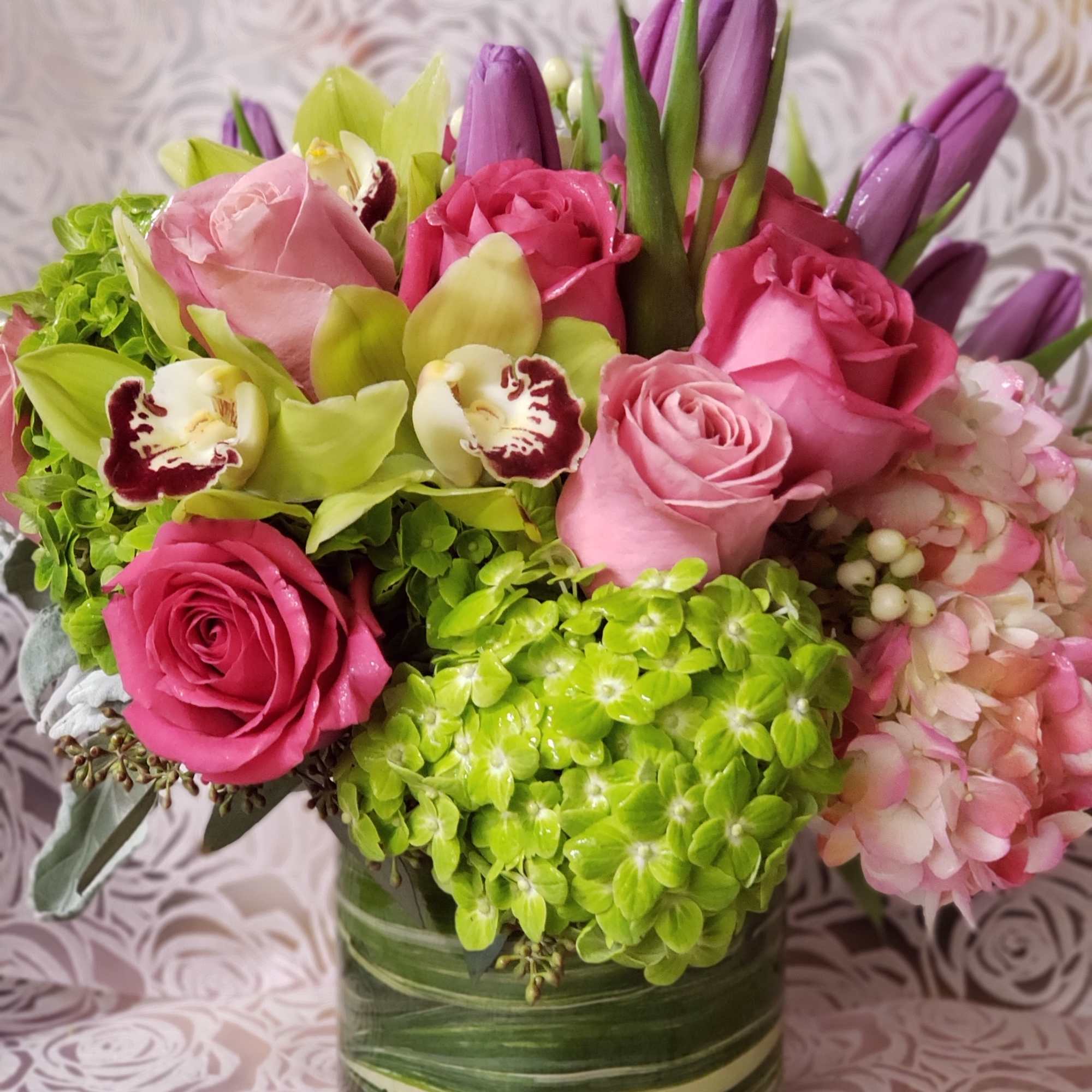 Upscale and uptown. This fantastic arrangement is a beauty and a half