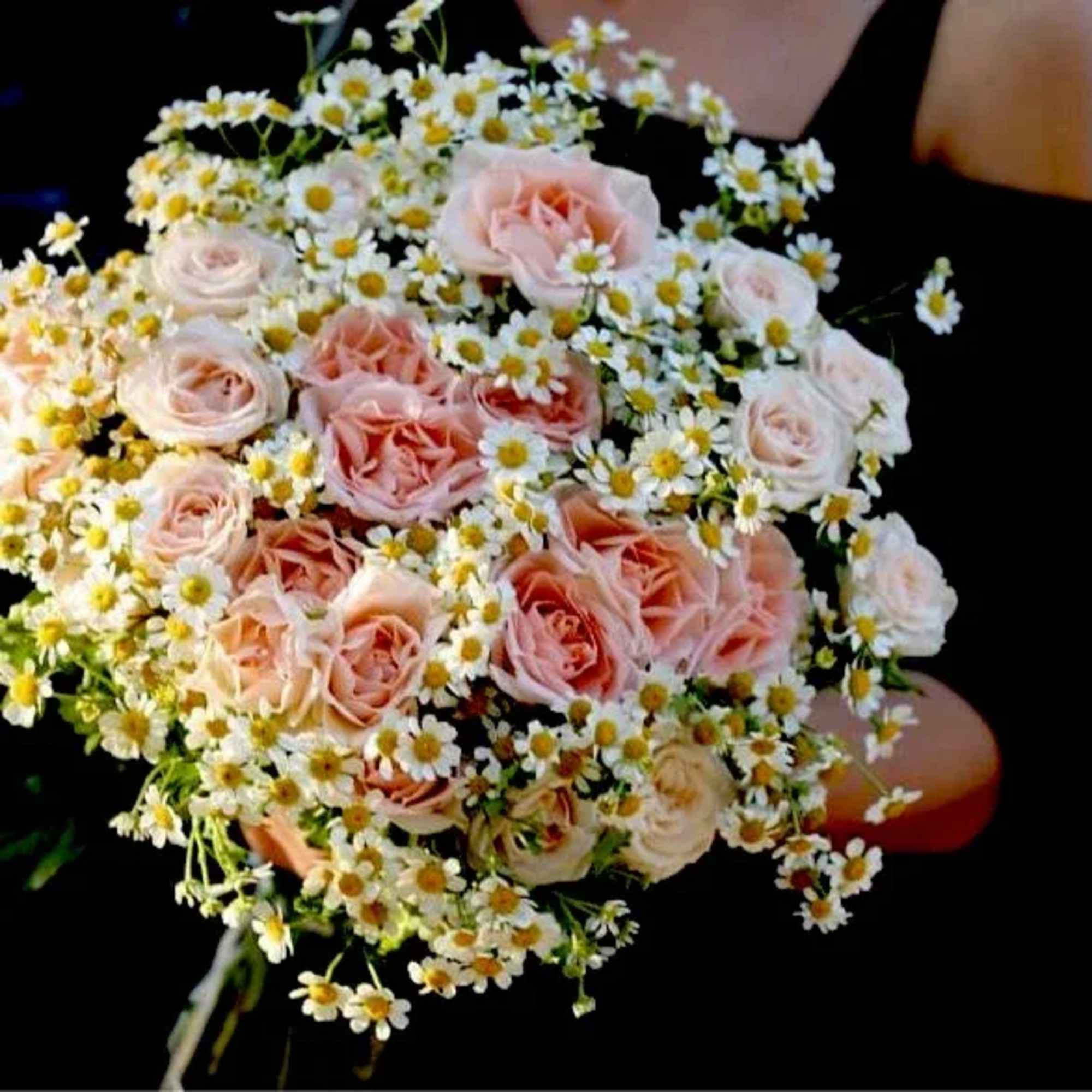 Andrea is a charming bouquet with chamomiles and peach garden roses. Created
