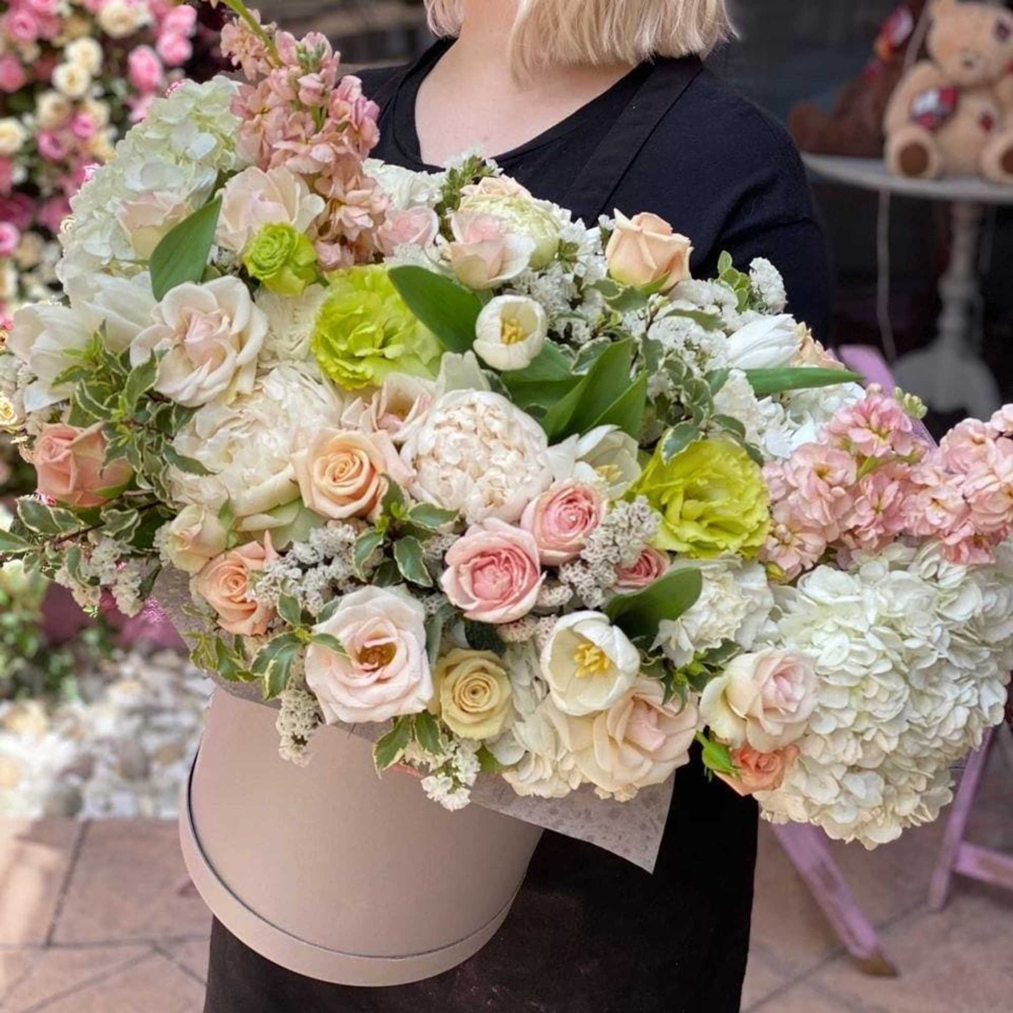 Gifita is a stunning and big arrangement that consists of white hydrangea