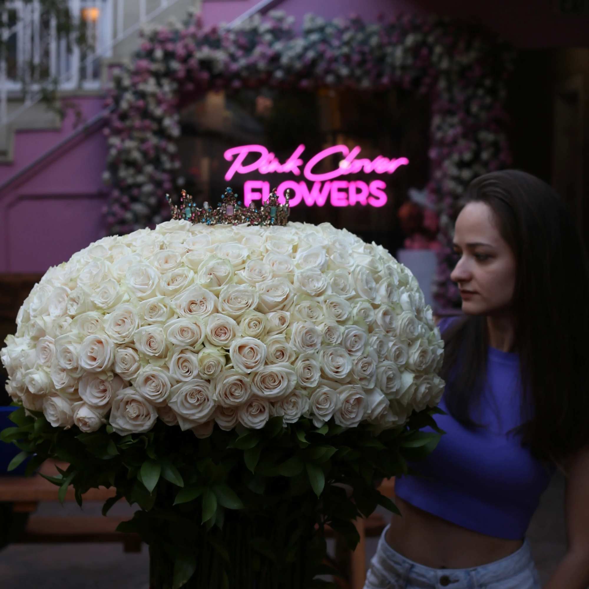 A breathtaking bouquet of 250 fresh roses, arranged in a perfect round