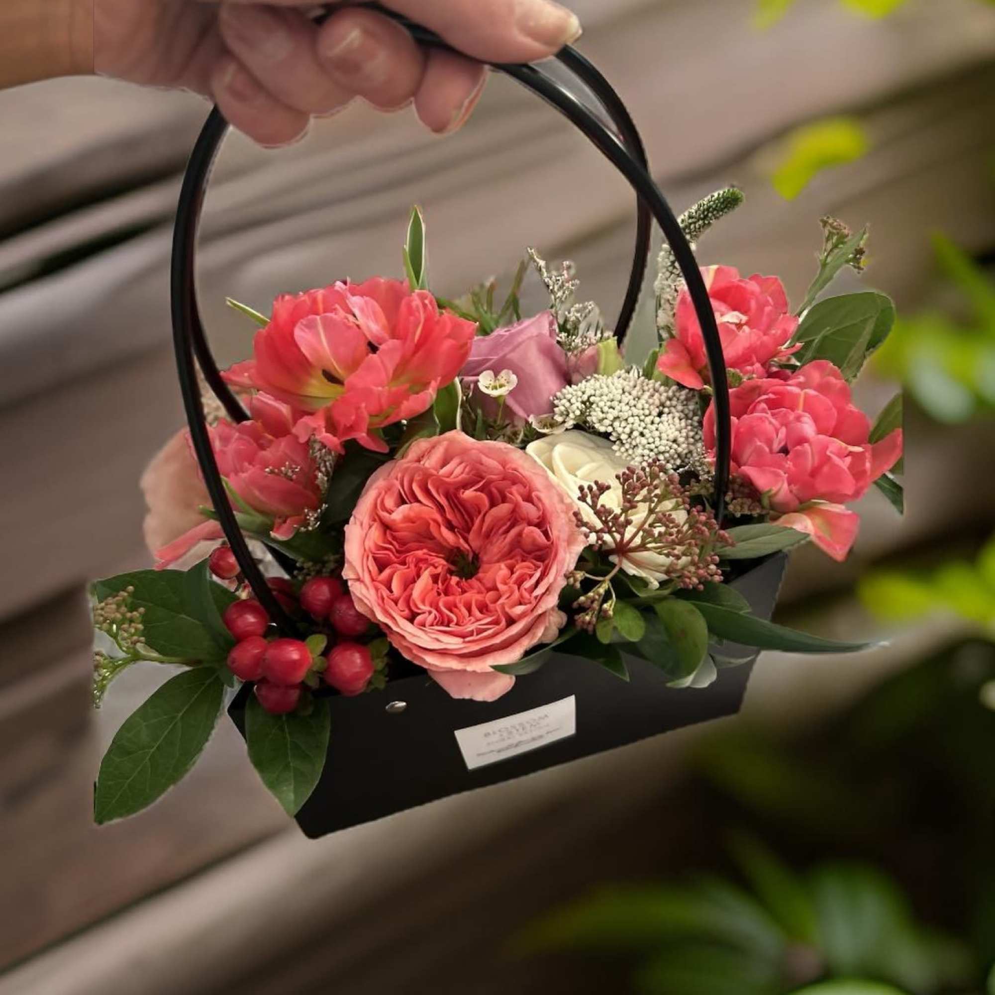 What a cute bag you have.. Yep!  Filled with fresh flowers