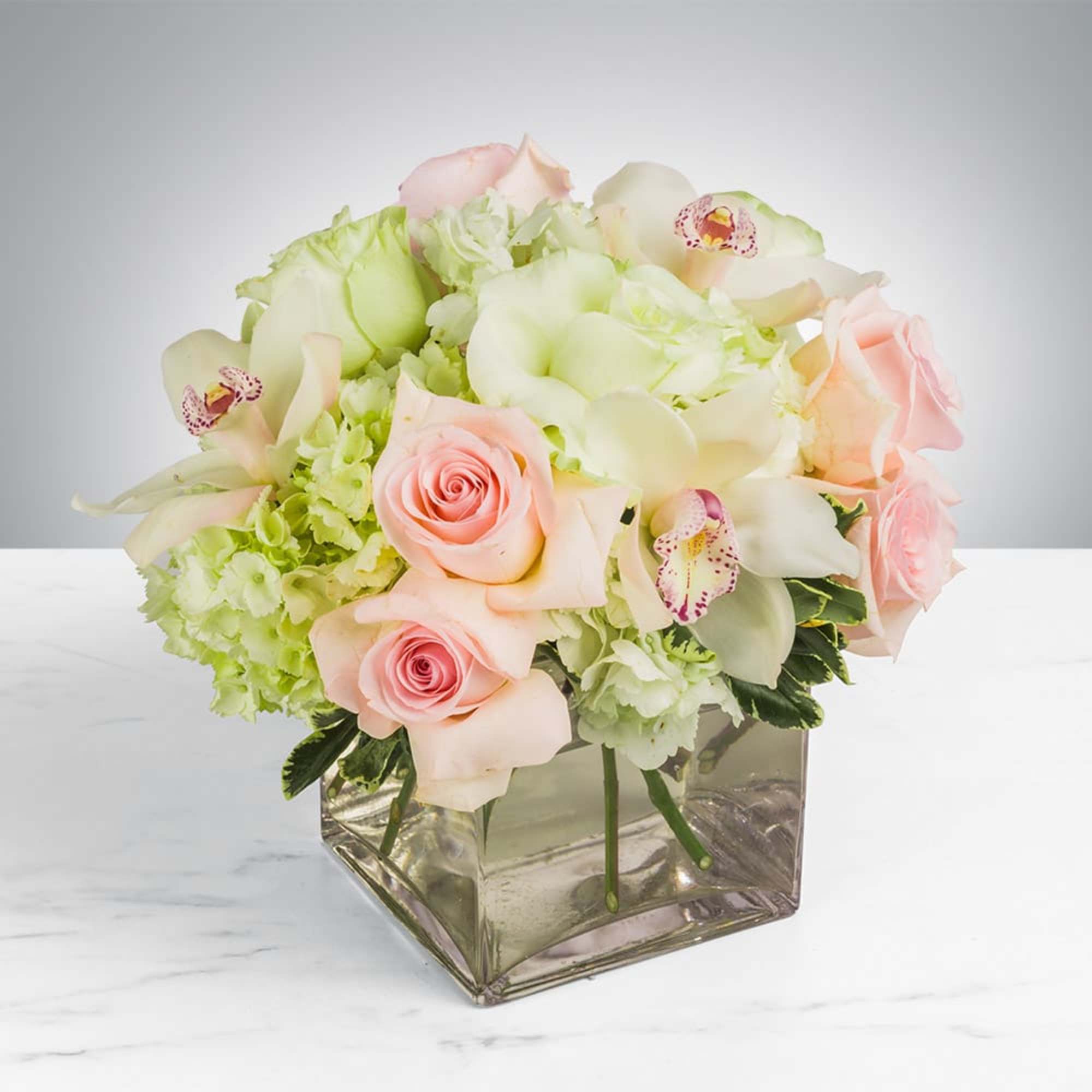 This bouquet shows that there is beauty in simplicity. Elegant by BloomNation™ This bouquet shows that there is beauty in simplicity. Elegant by BloomNation™