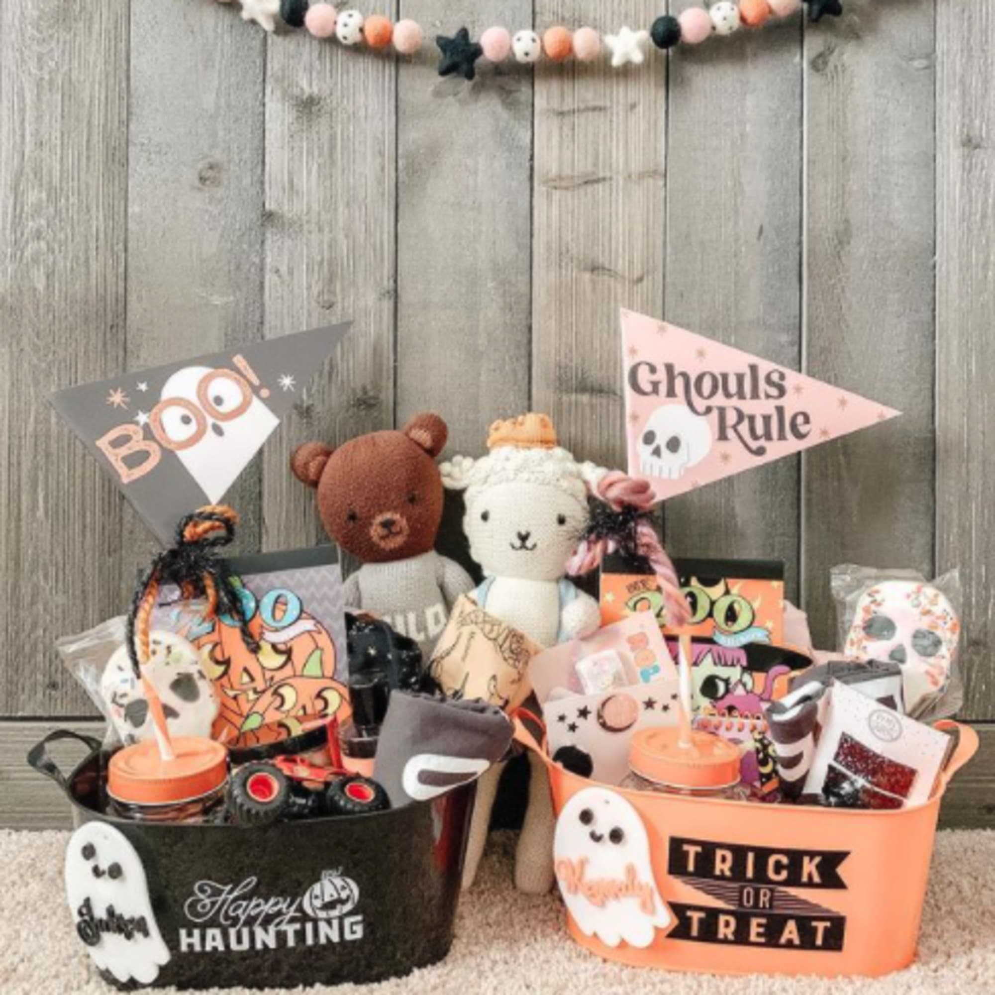 This luxury gift pack is filled with Halloween Momentos treats and toys.