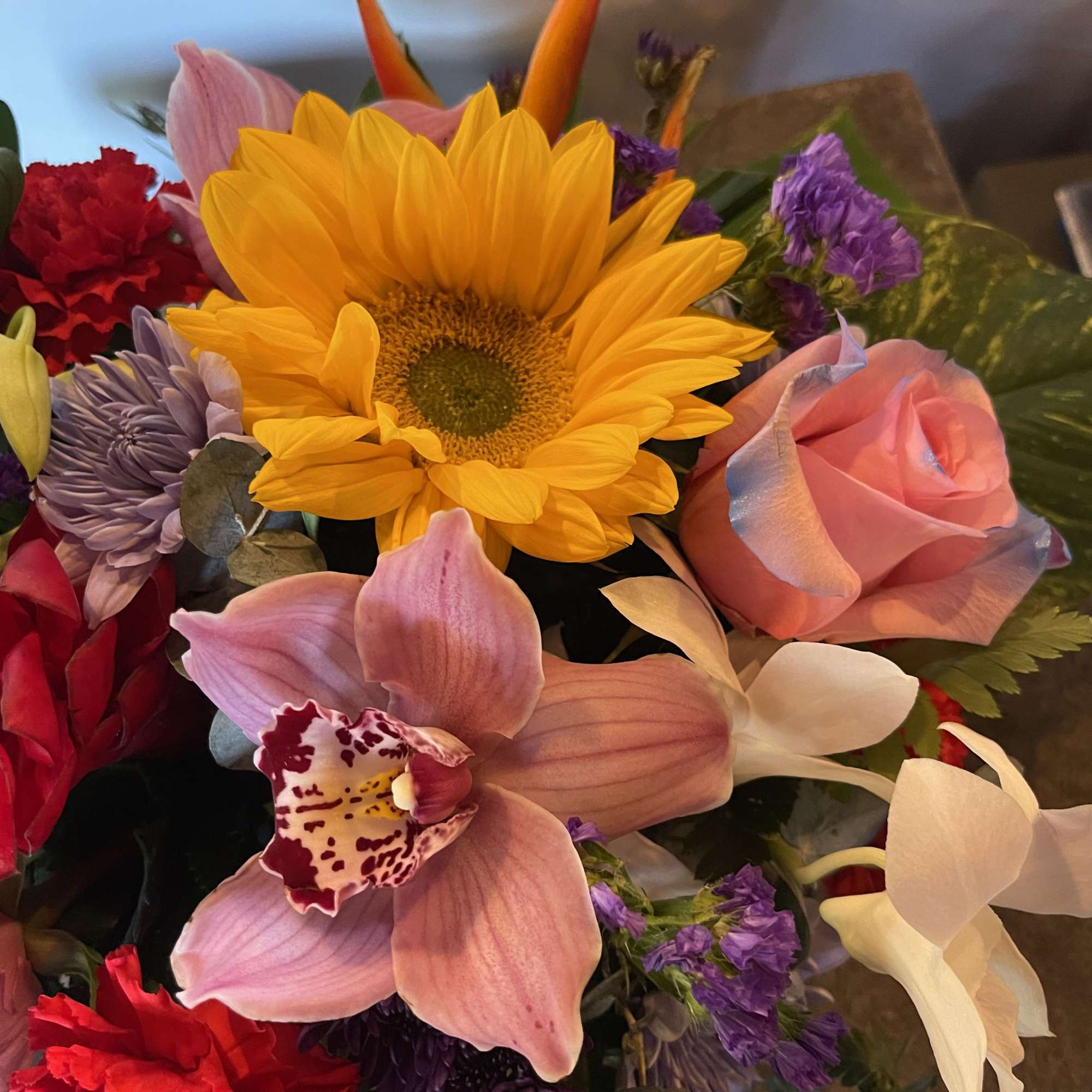 This Valentines compact centerpiece is perfect To express your love to that