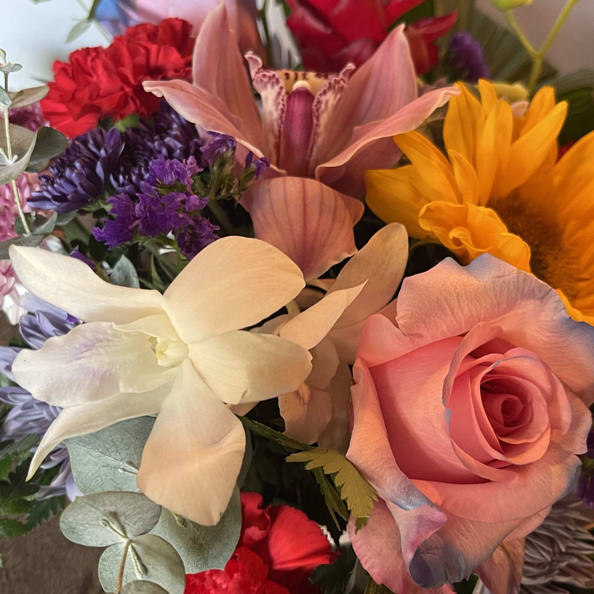 This Valentines compact centerpiece is perfect To express your love to that