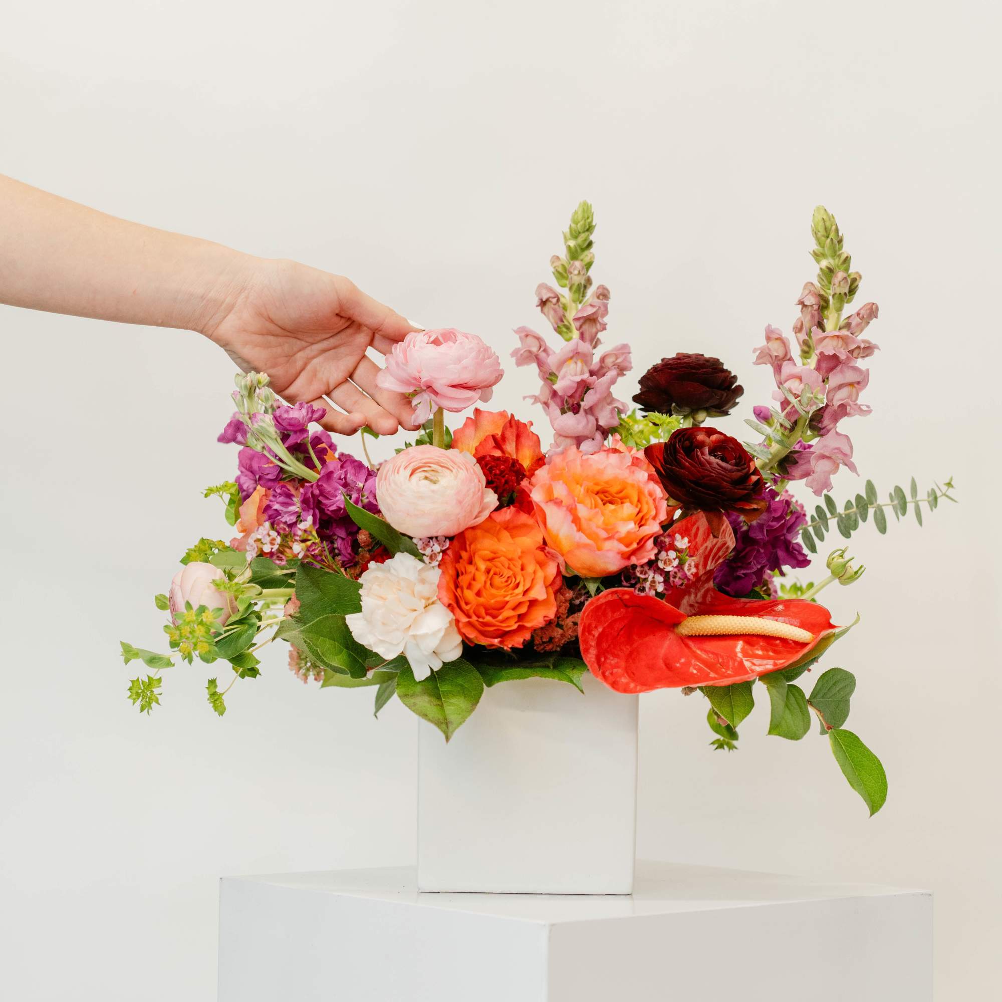 Transform your space with the large centerpiece. A stunning arrangement of premium