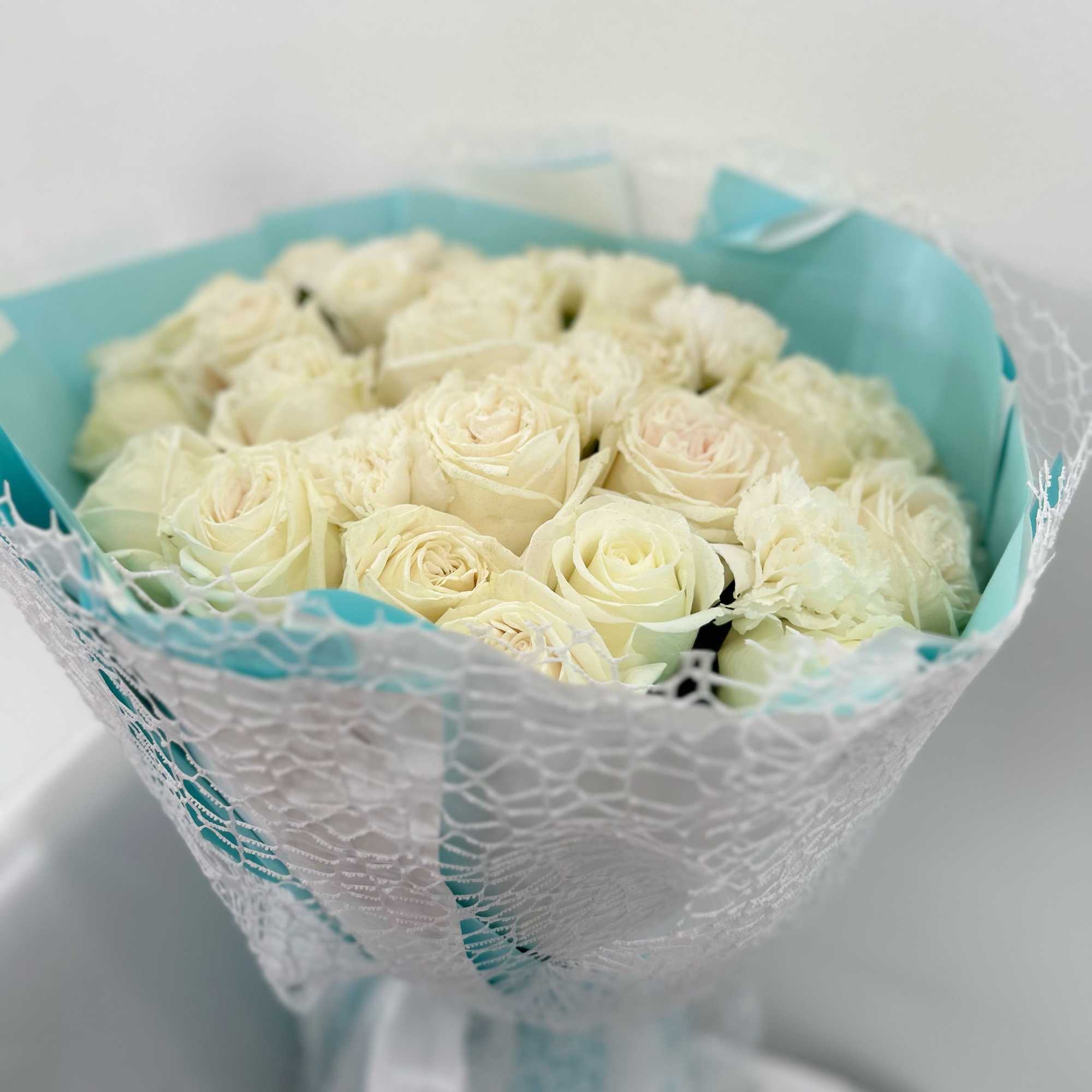 White roses hand bouquet.
NOTE: Any wrapping colors available.