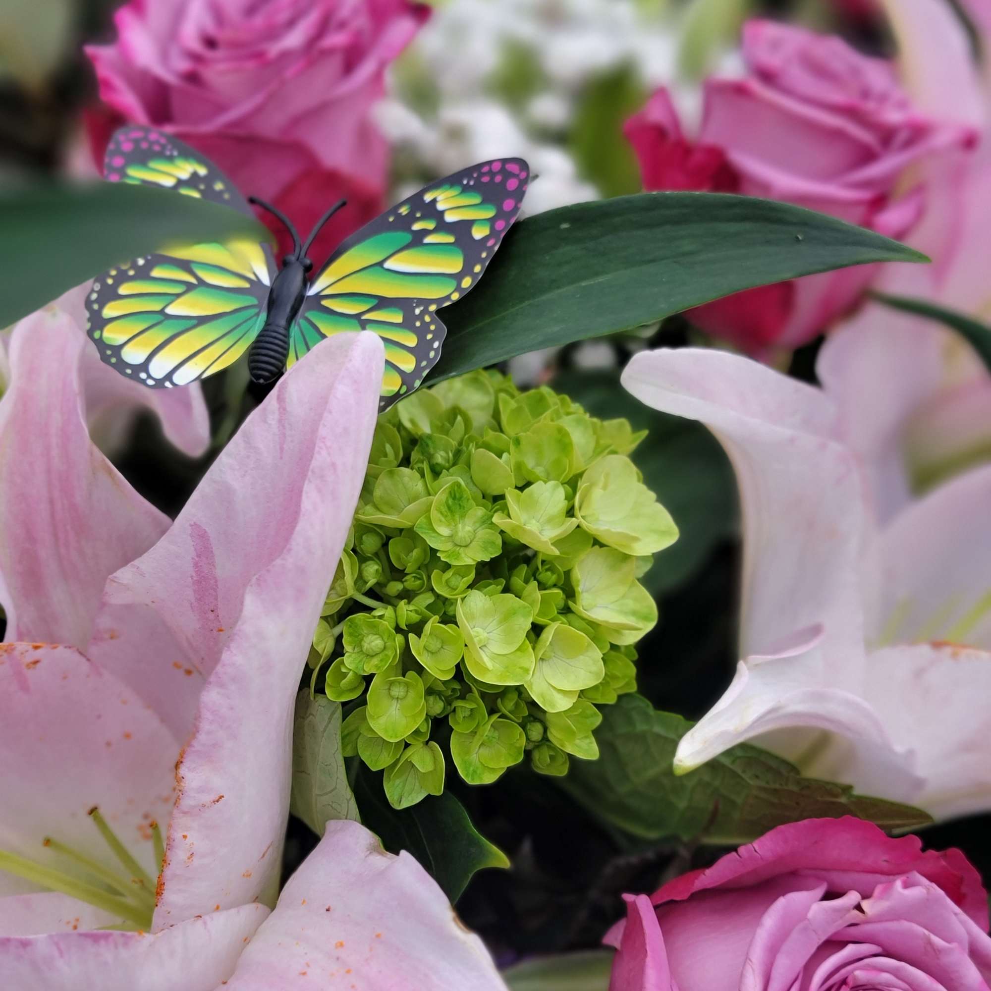 This dramatic arrangement includes stunning roses, lilies & mini hydrangeas with the This dramatic arrangement includes stunning roses, lilies & mini hydrangeas with the