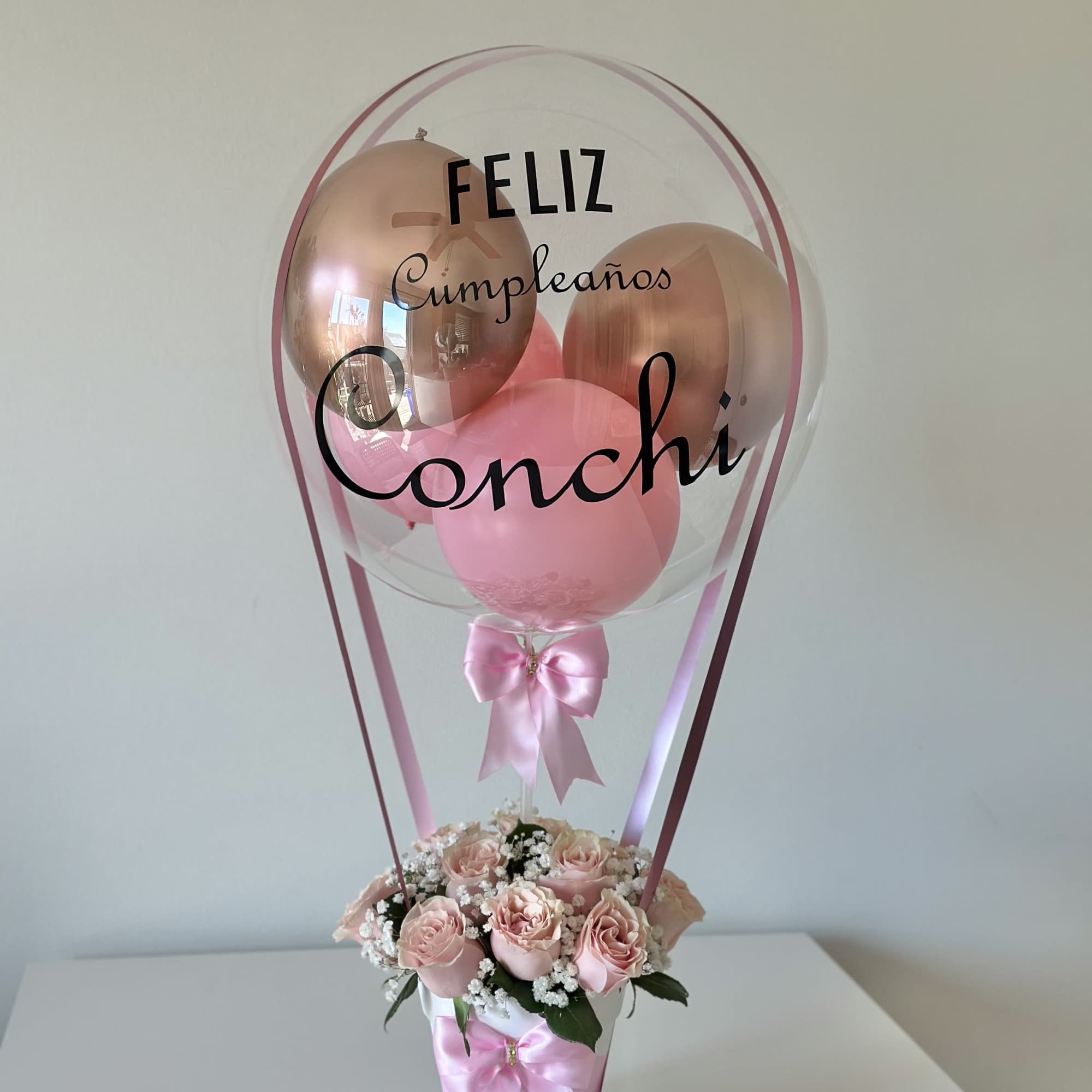 Floral Arrangement and bubble balloon with personalized message.

Arreglo Floral y globo burbuja