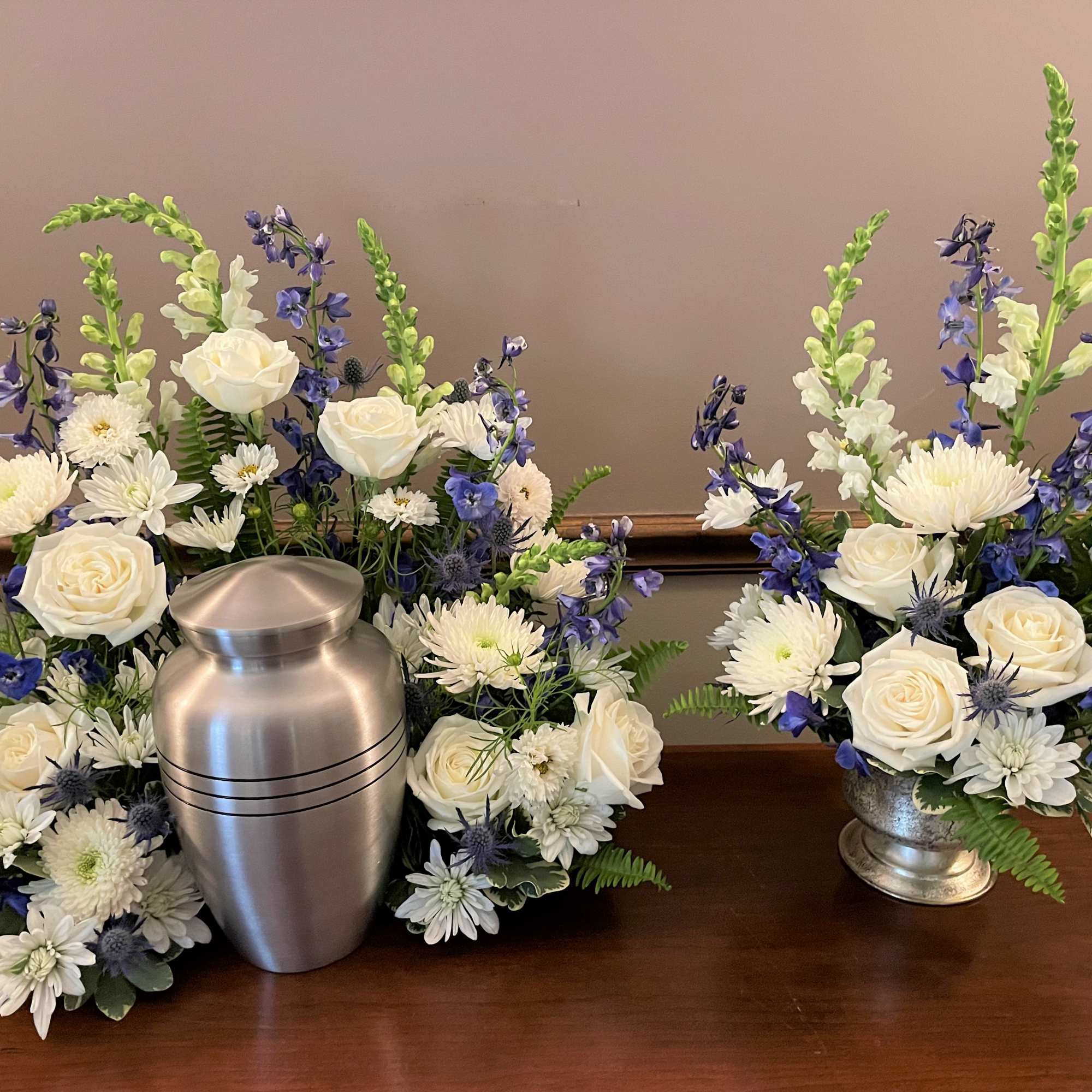 Pay tribute to your loved one with a beautiful floral presentation to Pay tribute to your loved one with a beautiful floral presentation to