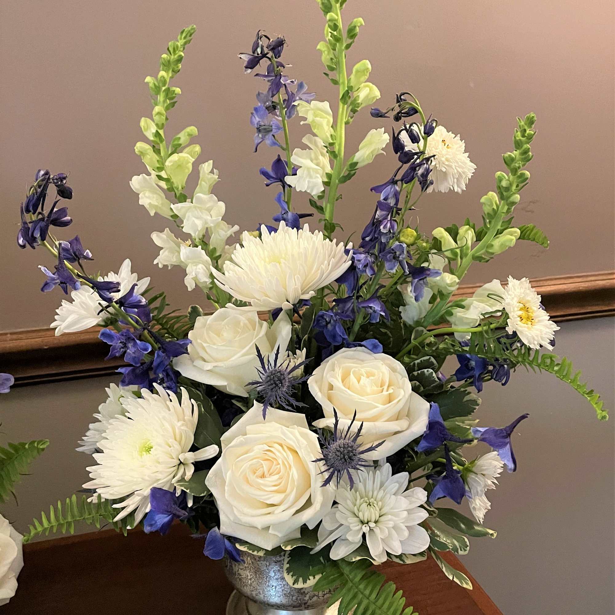 Pay tribute to your loved one with a beautiful floral presentation to Pay tribute to your loved one with a beautiful floral presentation to